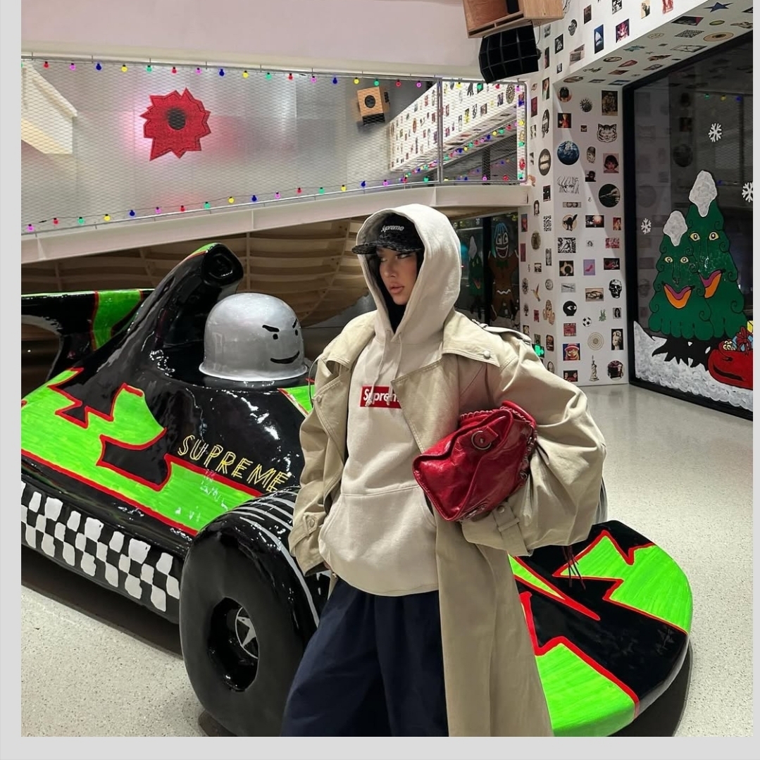 Supreme Box Logo Hooded Sweatshirt Stone - 24FW 착용 스타일 - 3