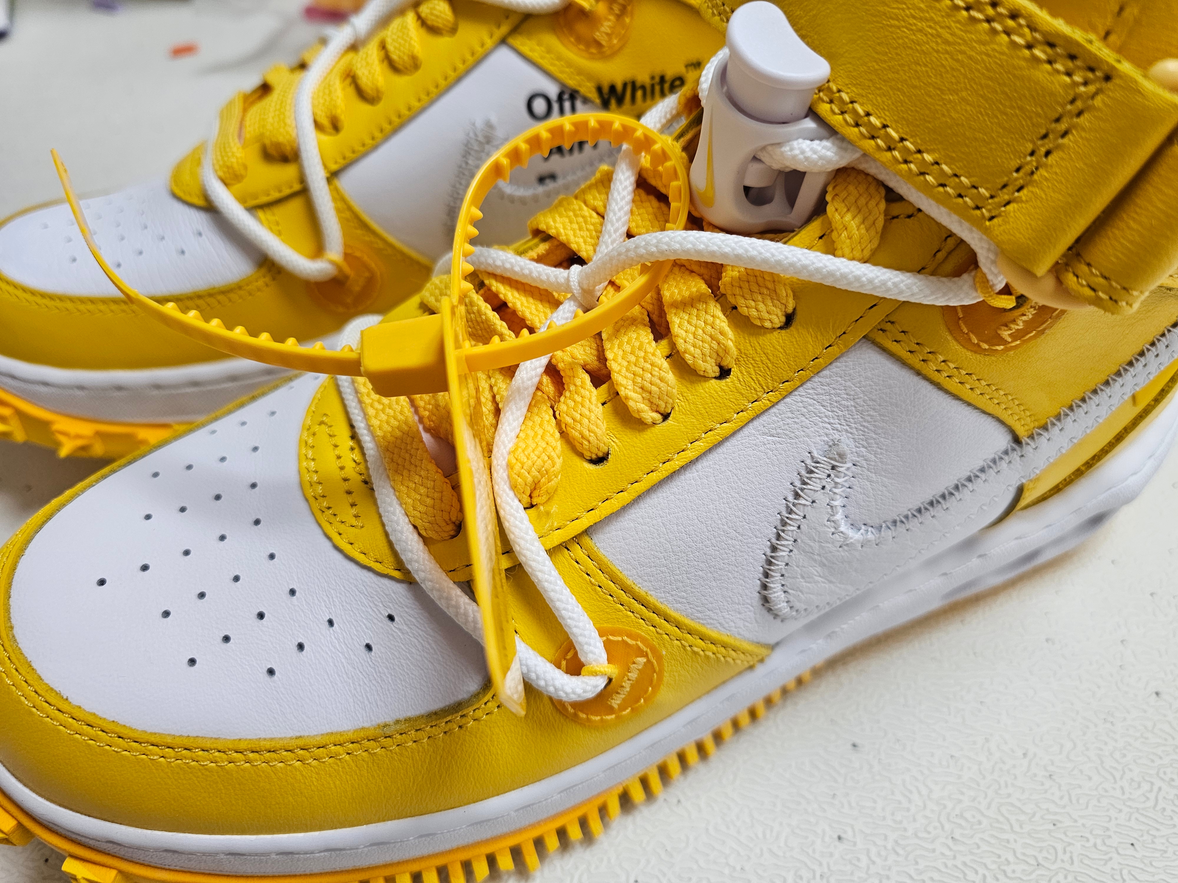 Nike x Off-White Air Force 1 Mid SP Leather Varsity Maize 착용 스타일 - 3