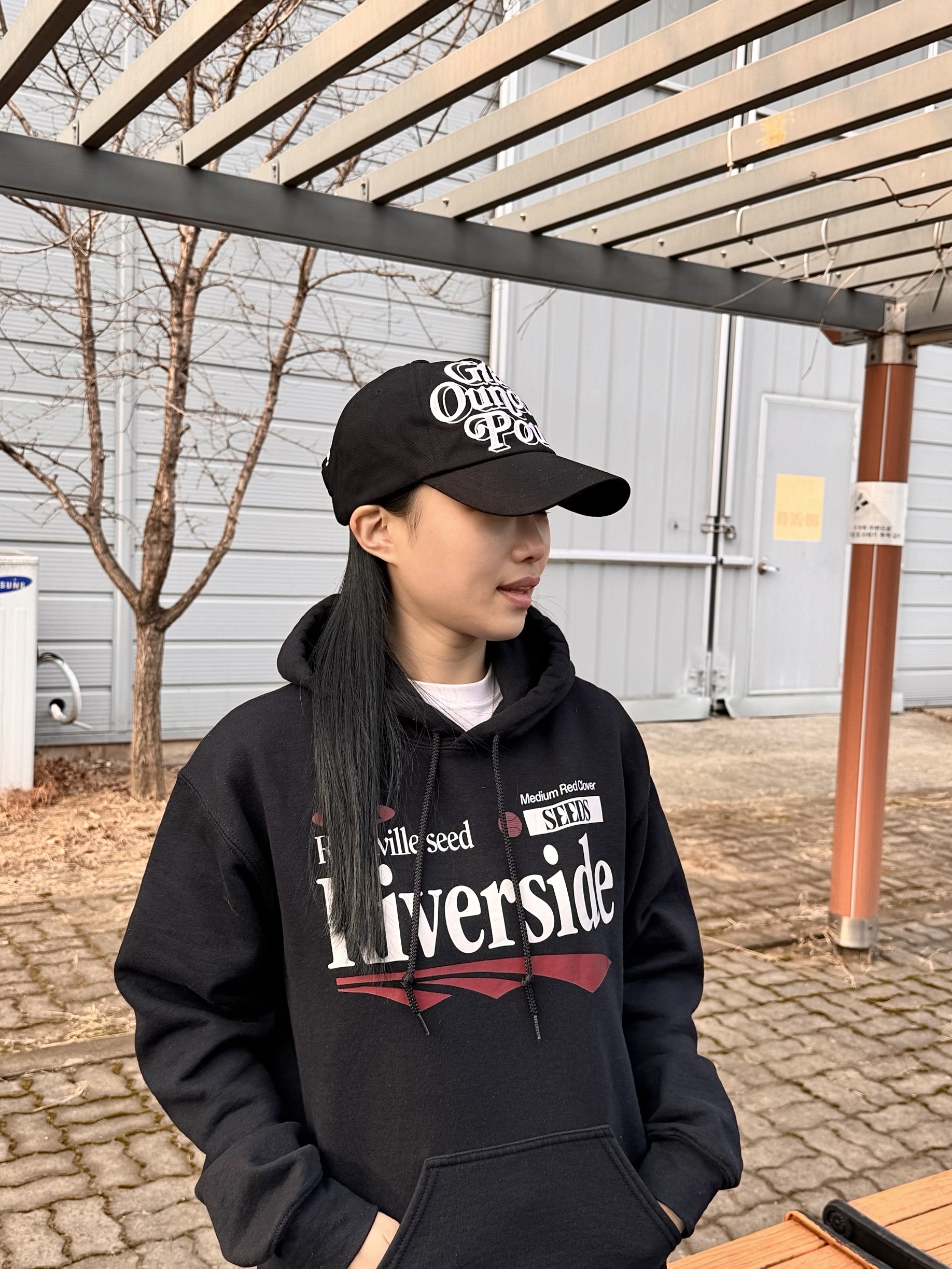 Gildan X EMEM Riverside Hoodie Black 착용 스타일 - 3