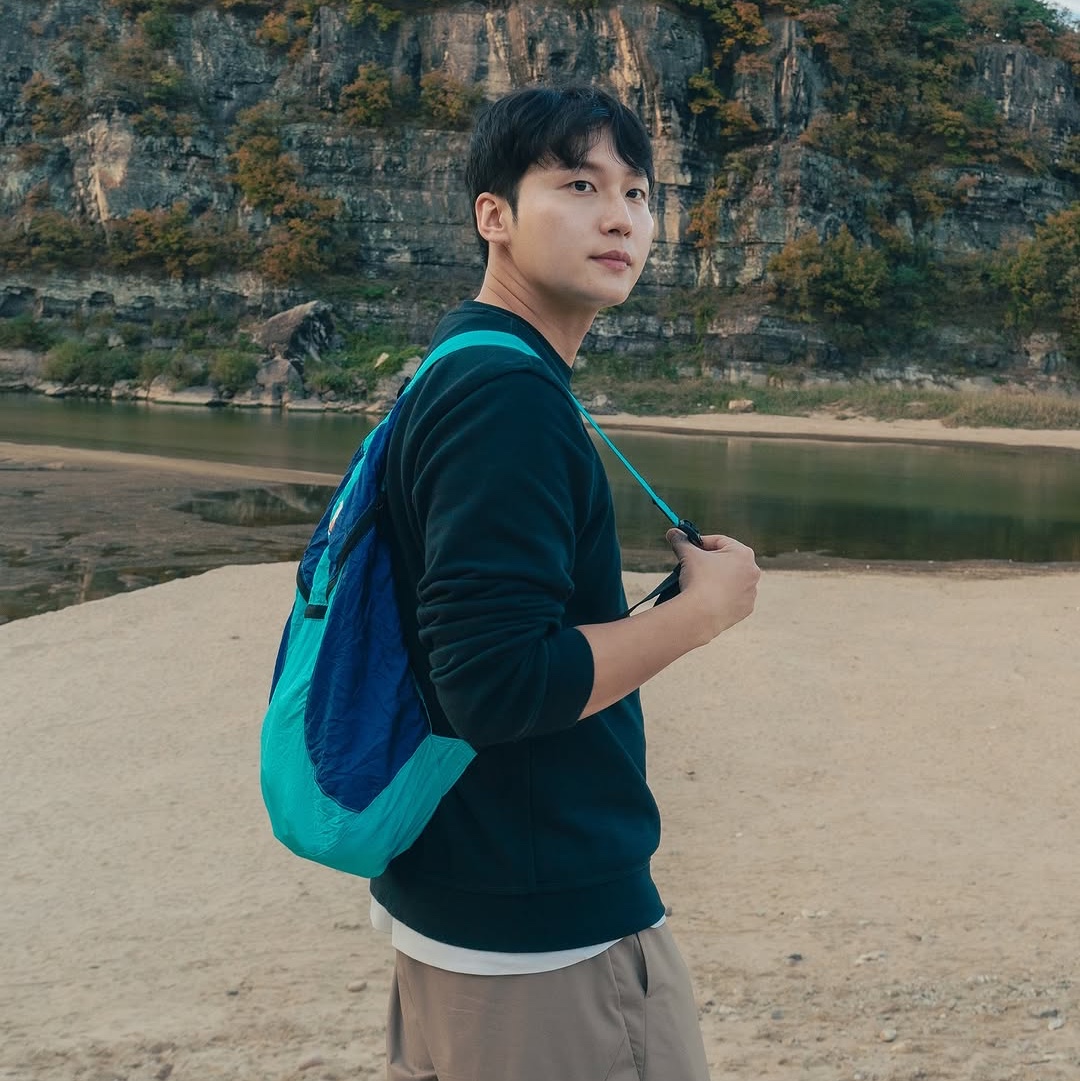 Ticket To The Moon Mini Backpack 15L Turquoise Royal Blue 착용 스타일 - 2