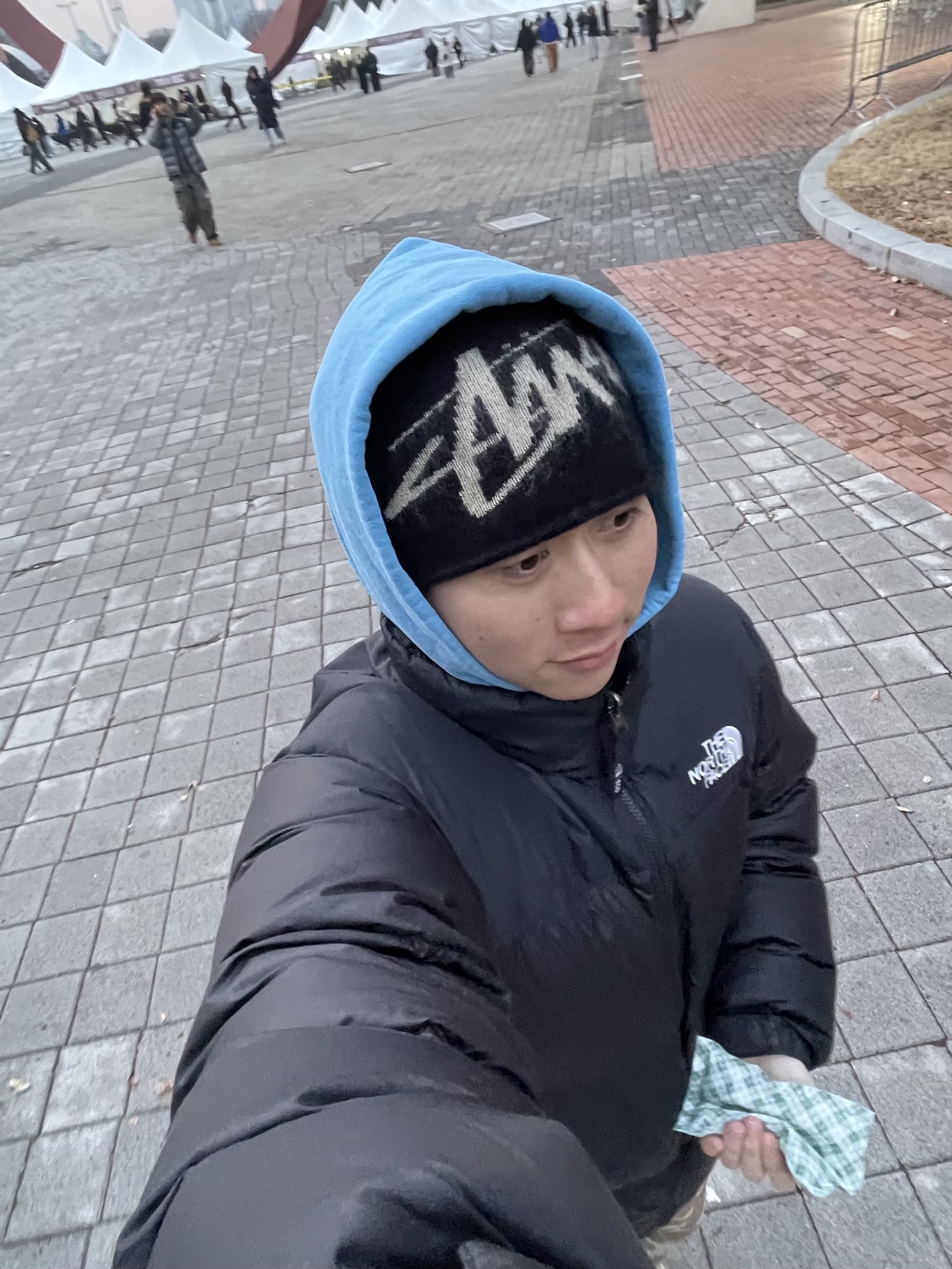 The North Face On Ball Jacket Black, Stussy x Cactus Plant Flea Market 8 Ball Pigment Dyed Hoodie Blue 착용 스타일 - 2