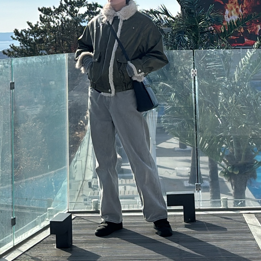 Nike x Billie Eilish Air Force 1 High '07 SP Sequoia, Acne Studios Baker Out Mini Tote Bag Black 착용 스타일