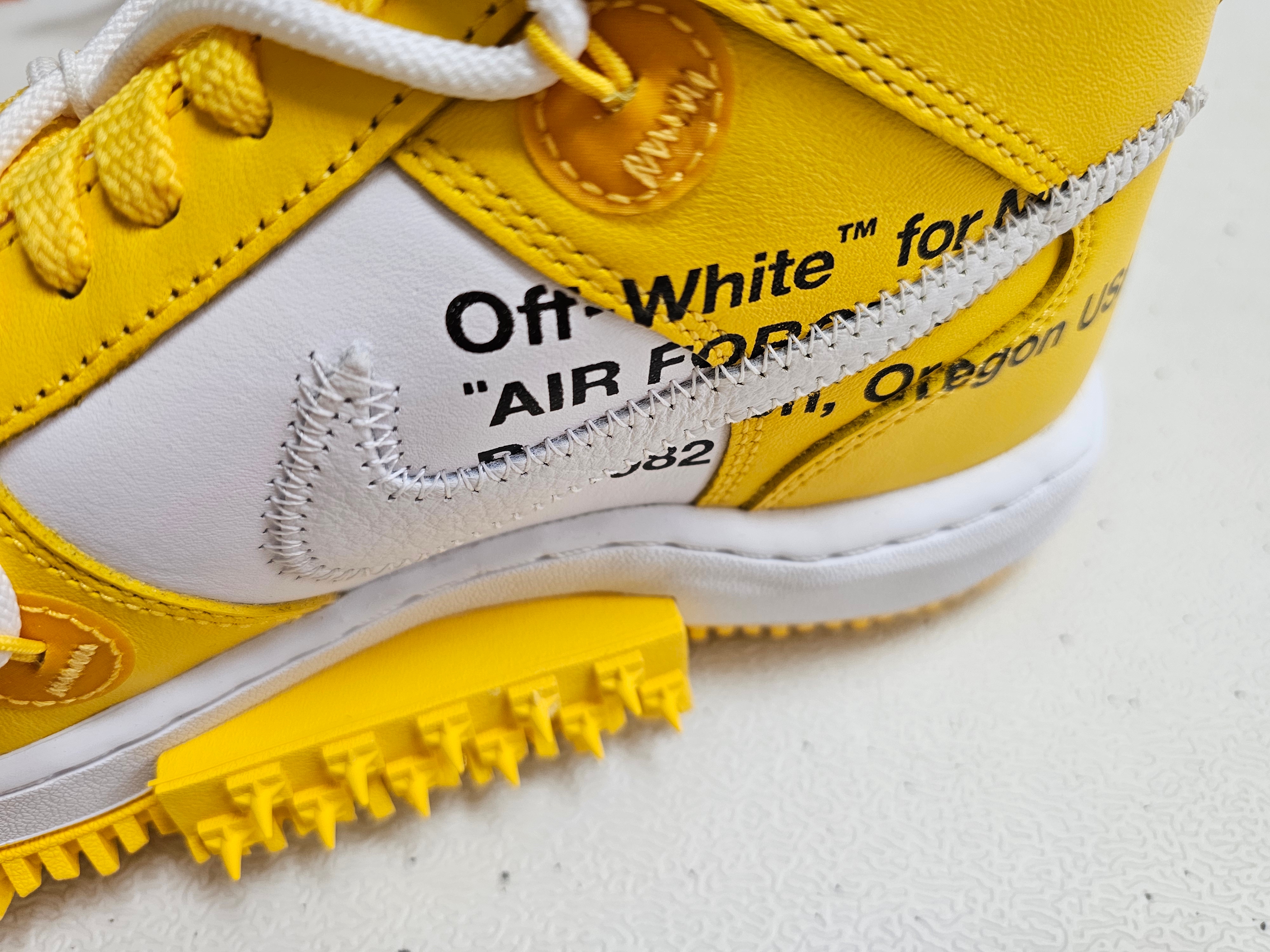 Nike x Off-White Air Force 1 Mid SP Leather Varsity Maize 착용 스타일 - 2