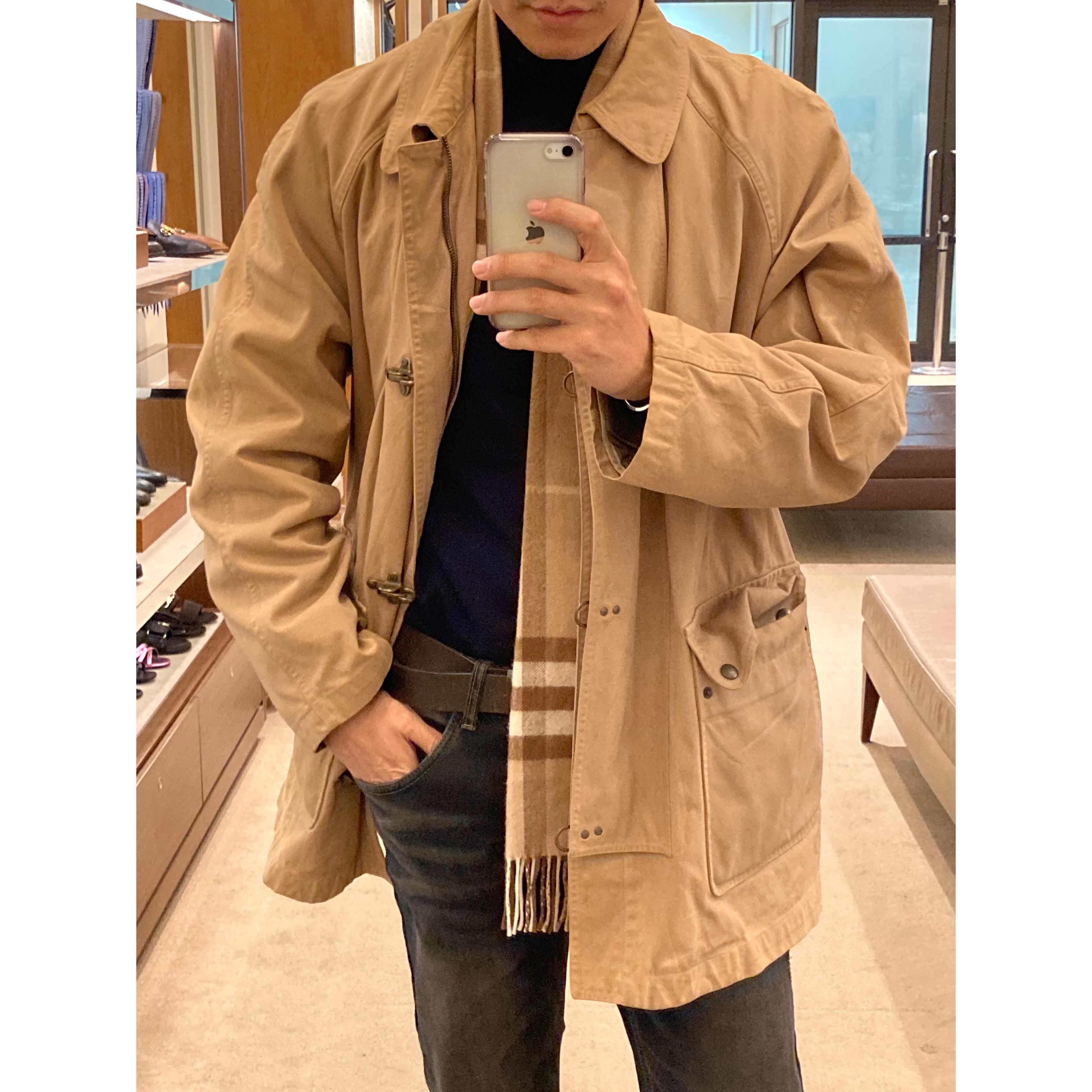 Burberry Classic Check Cashmere Muffler Archive Beige, Vans Authentic Black White 착용 스타일 - 2