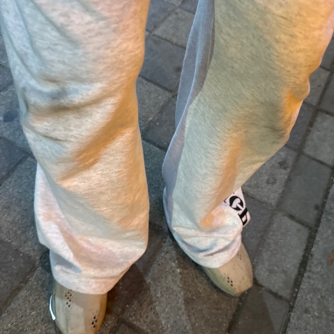 Yeezy x Gosha Rubchinskiy YZY Black Dogs Jogger Heather Grey, Nike x Matthew M Williams 005 Slide Light Bone and Chrome 착용 스타일