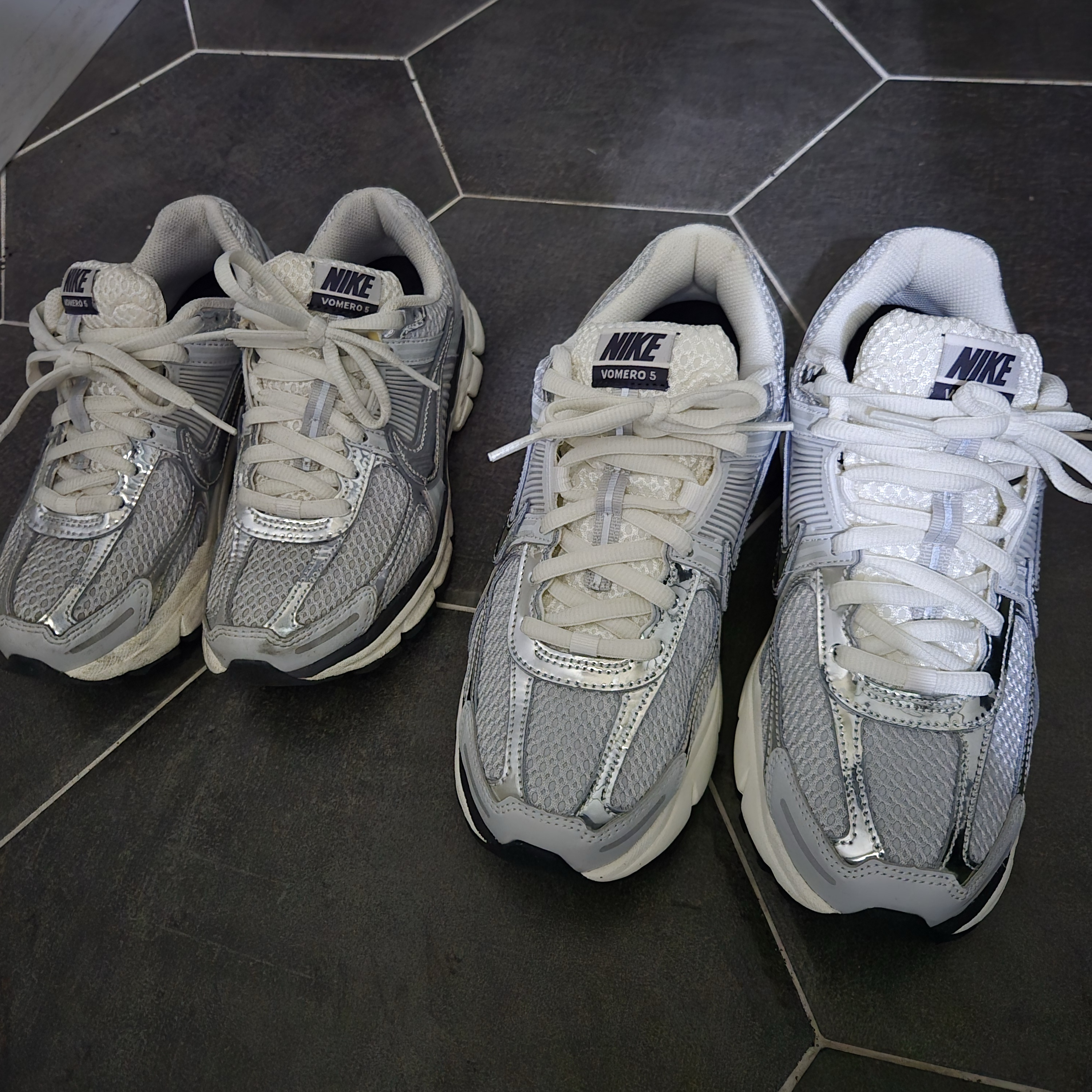 (W) Nike Zoom Vomero 5 Photon Dust and Metallic Silver 착용 스타일