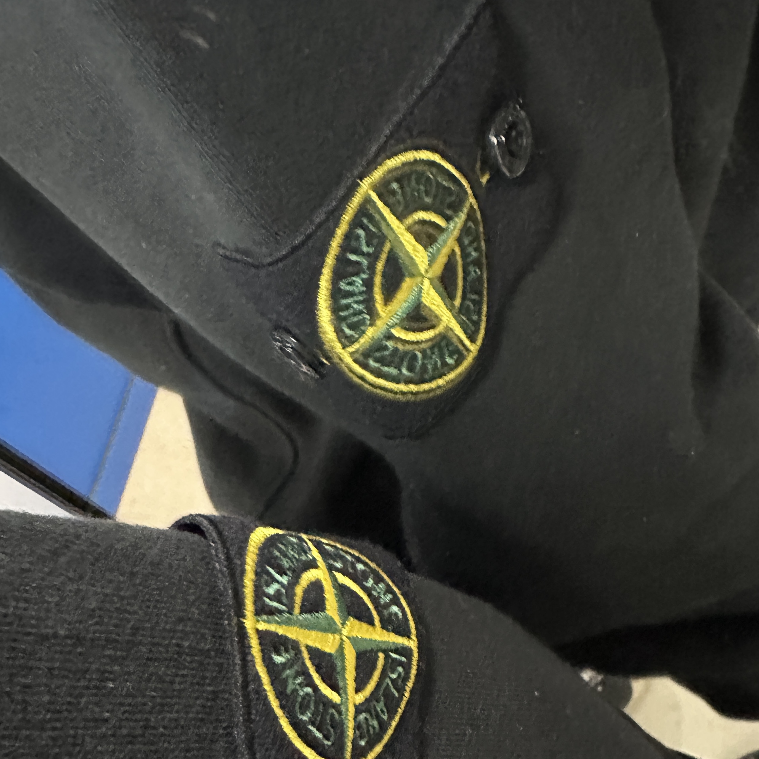Stone Island 62420 Wappen Patch Cotton Sweatshirt Black - 24FW 착용 스타일