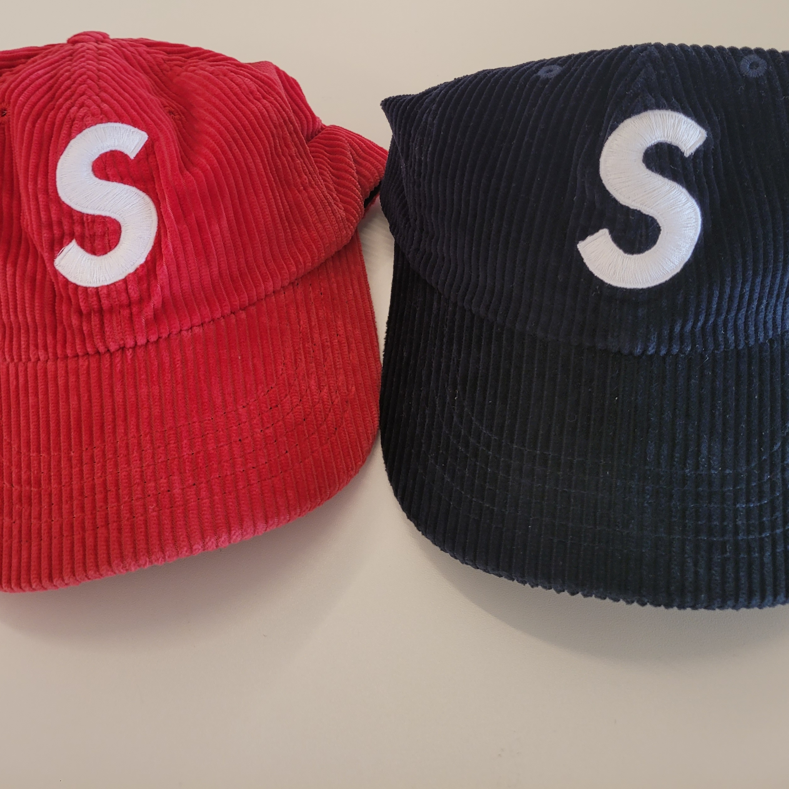 Supreme Corduroy S Logo 6-Panel Bright Red - 24FW, Supreme Corduroy S Logo 6-Panel Navy - 24FW 착용 스타일 - 1