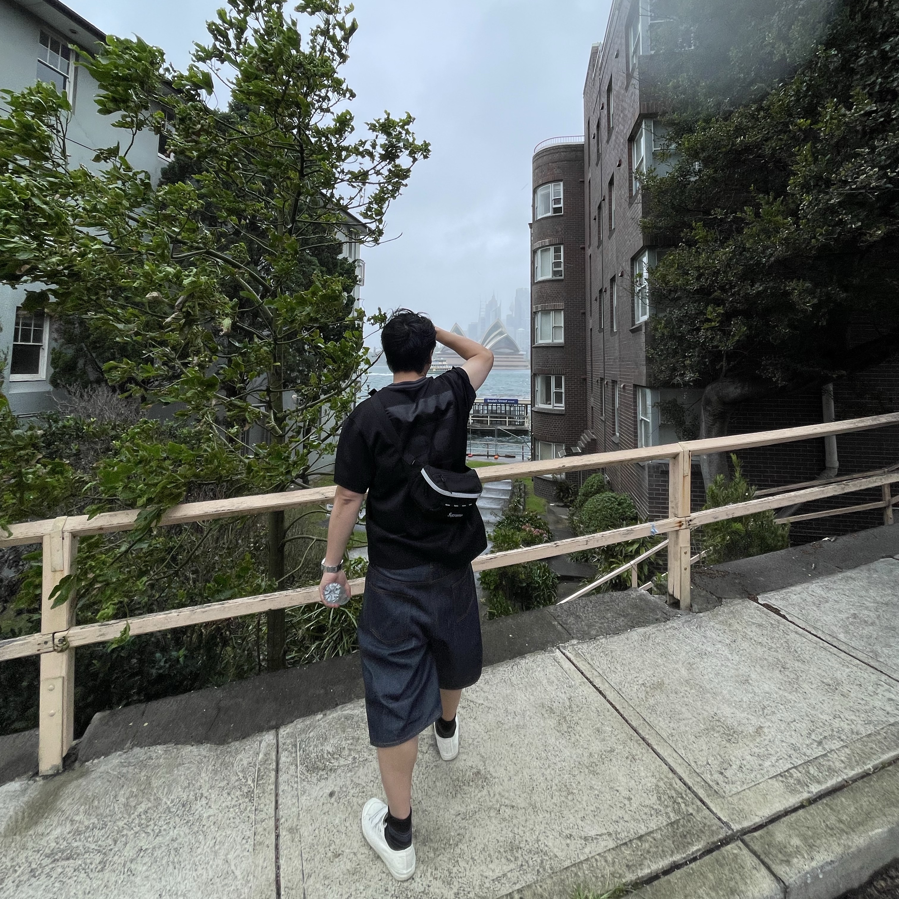 Supreme Baggy Denim Short Black - 24SS, Supreme Waist Bag Black - 24FW 착용 스타일 - 1