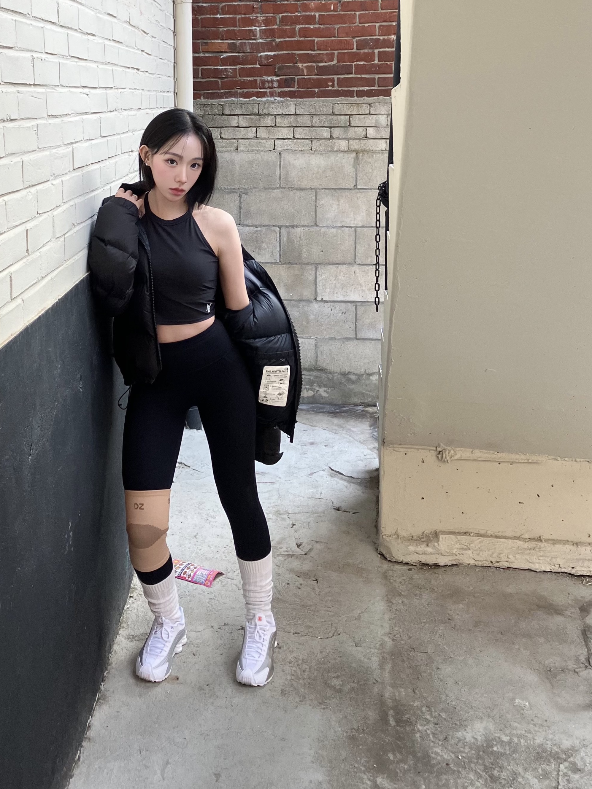 (W) Nike Shox R4 White Metallic Silver, (W) Xexymix Black Label Signature 360N Leggings Black 착용 스타일 - 4