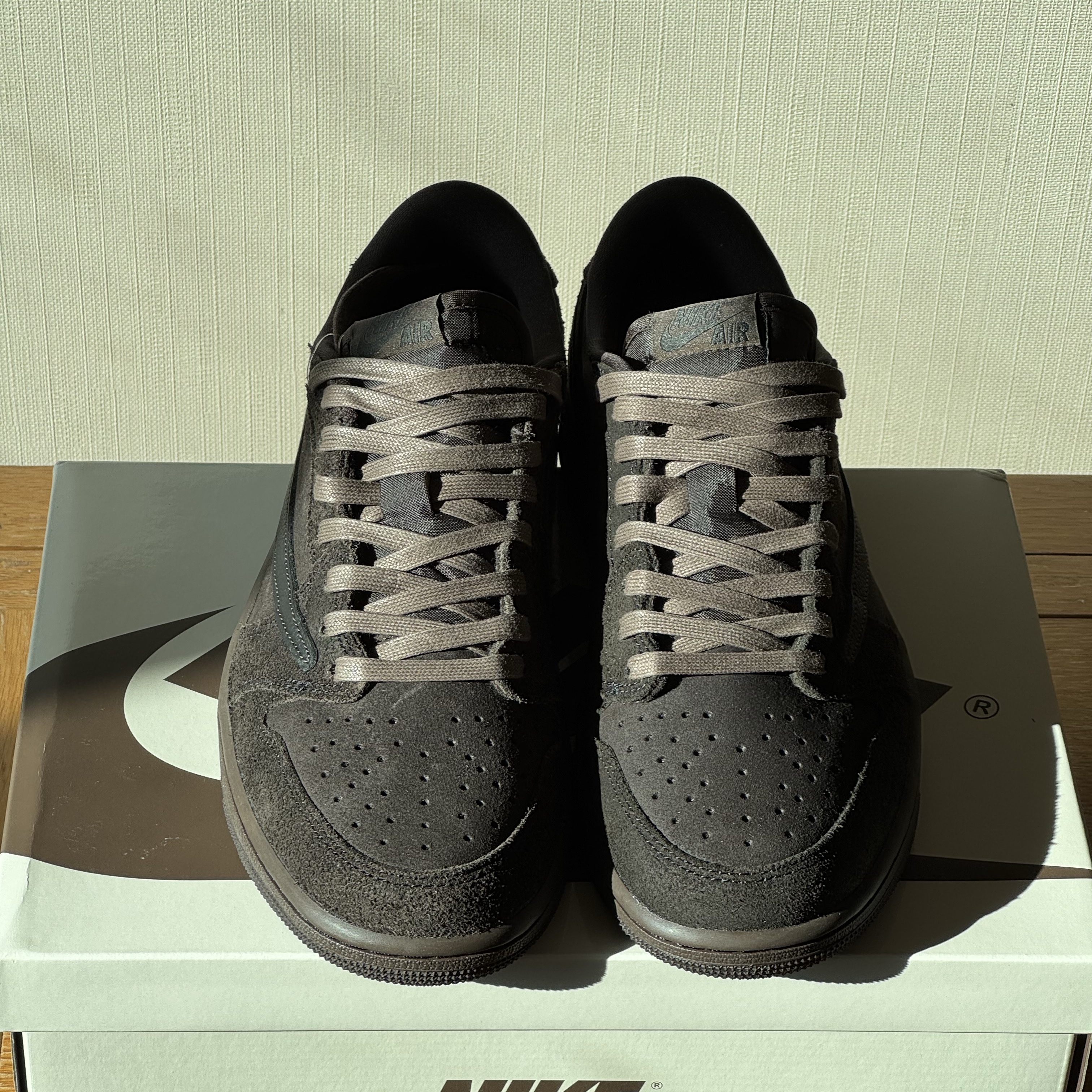 Jordan 1 x Travis Scott Retro Low OG SP Velvet Brown and Dark Mocha 착용 스타일