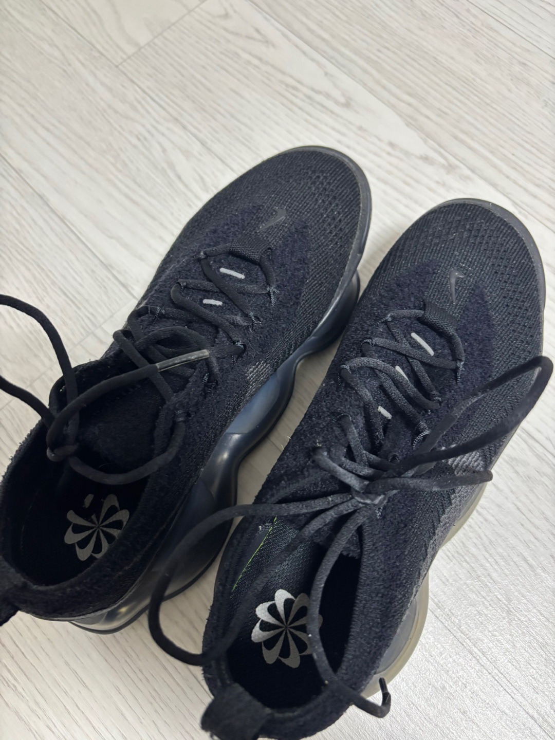 Nike Air Max Scorpion Flyknit Black Anthracite 착용 스타일 - 3