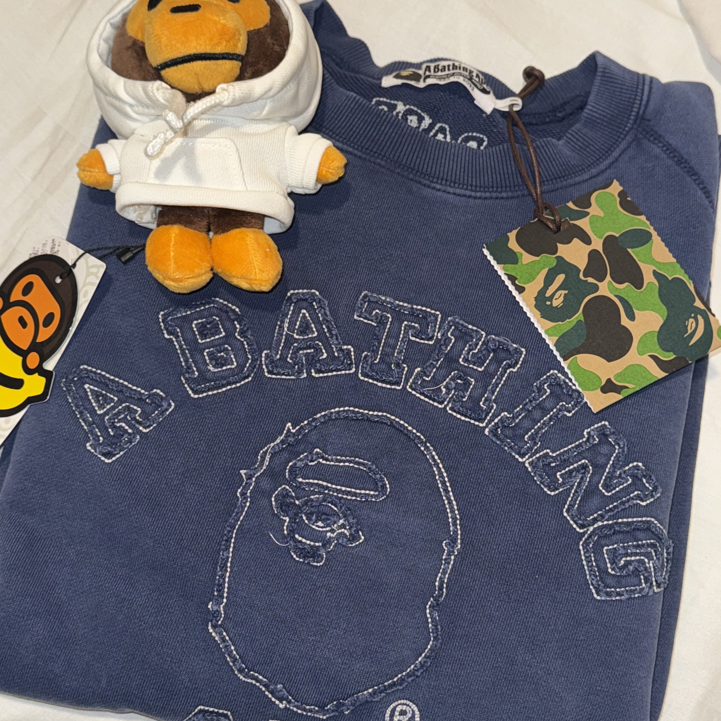 BAPE Baby Milo Plush Doll Keychain White 착용 스타일 - 2