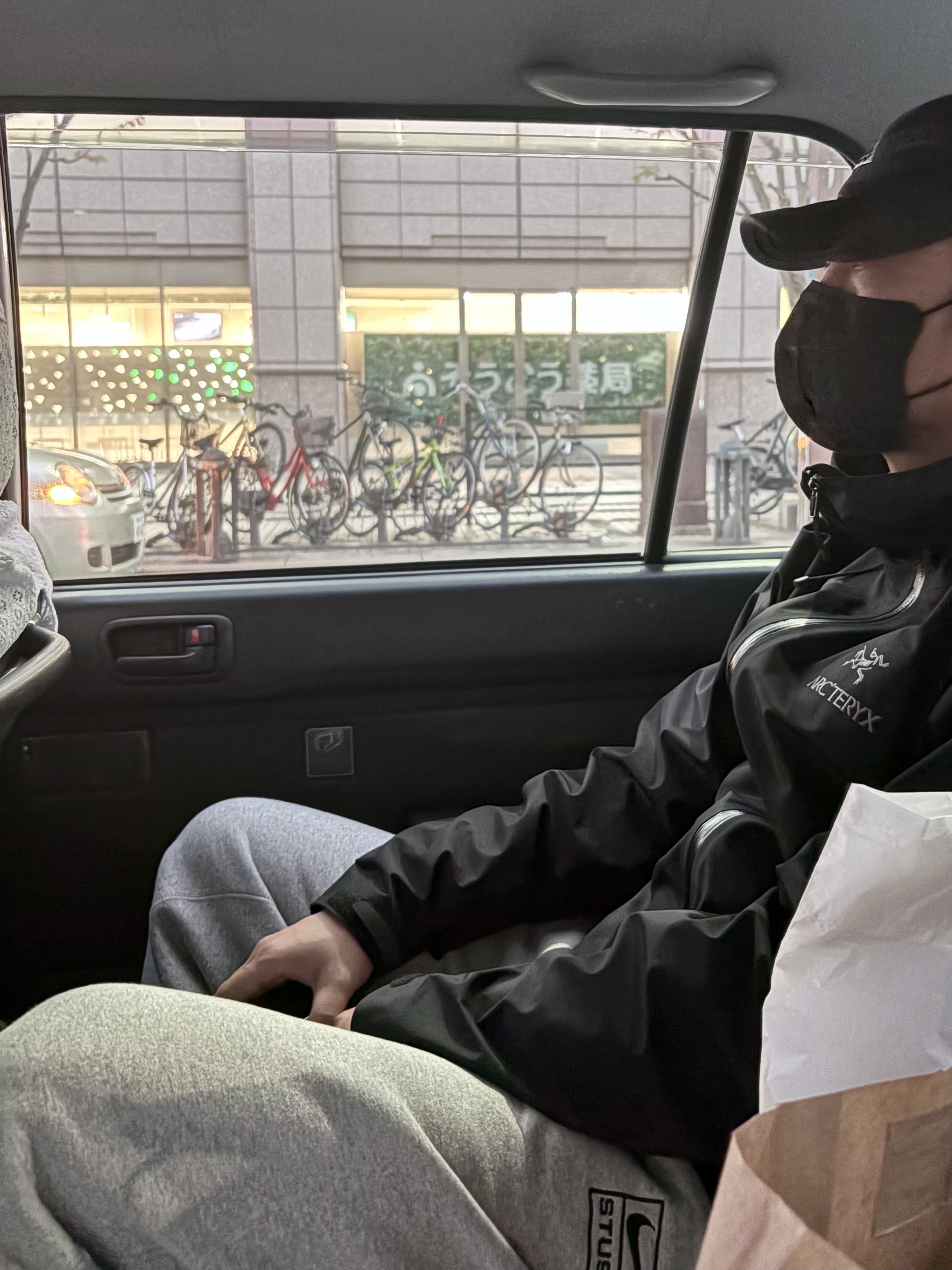 Arc'teryx Beta Jacket Black, Nike x Stussy NRG Fleece Pants Dark Grey Heather (DO9340-063) 착용 스타일