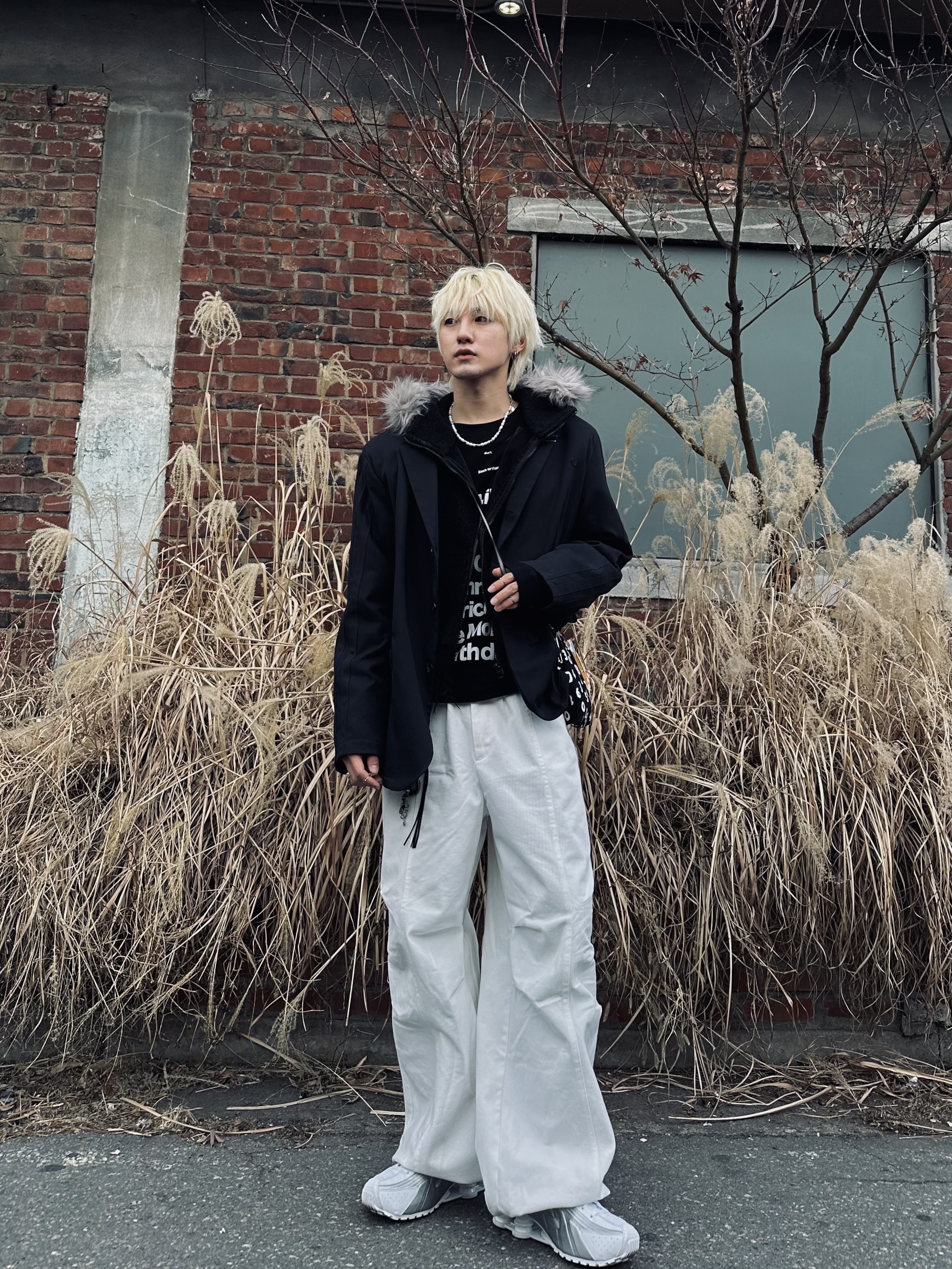 Nike Shox R4 White Metallic, Sou Sou Canvas Soft Gamaguchi Bag Large Black (with 110cm Black Leather Strap) 착용 스타일 - 1