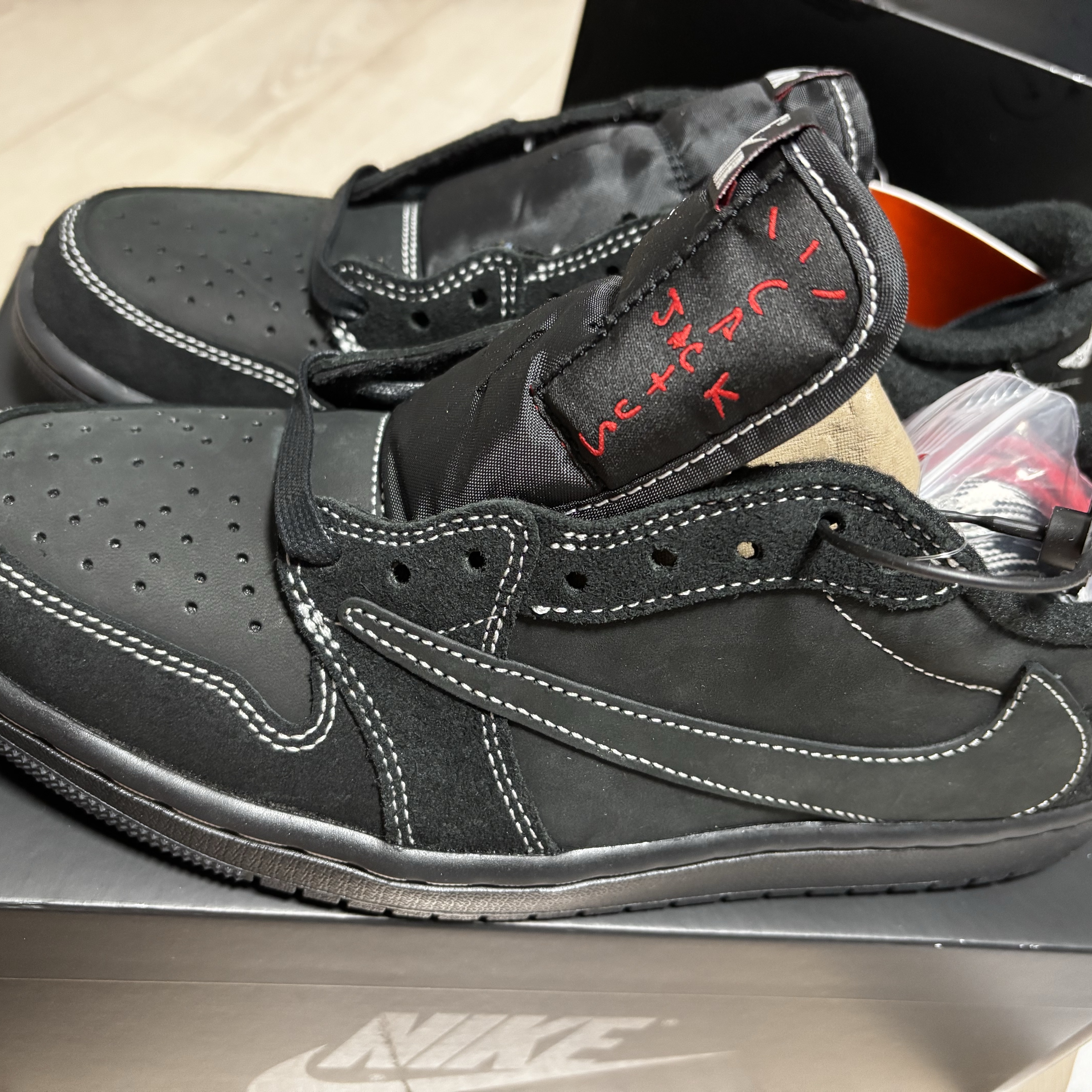Jordan 1 x Travis Scott Retro Low OG SP Black Phantom 착용 스타일