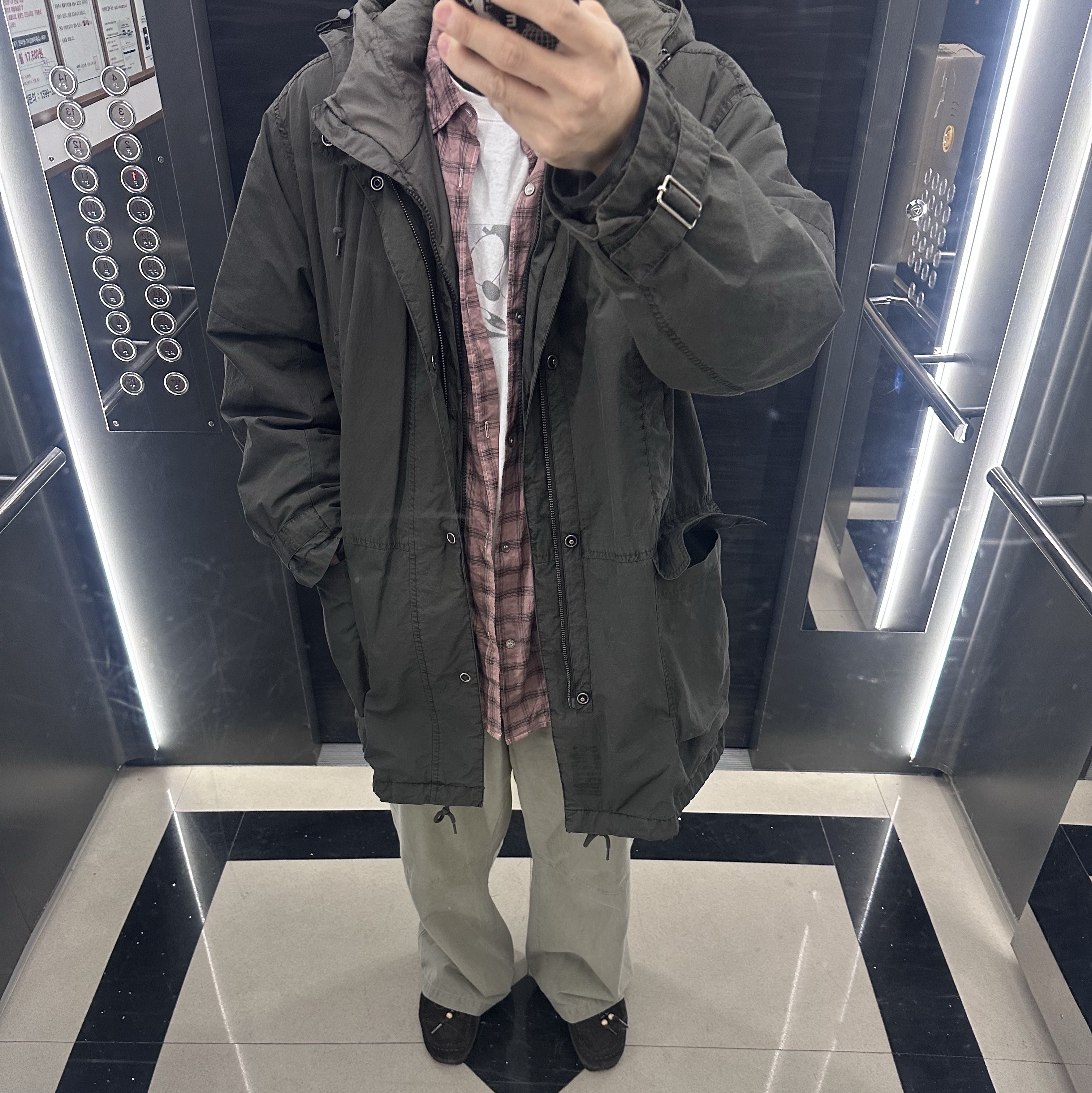 Polyteru Light Puffer Jacket 1.5v Mud 착용 스타일