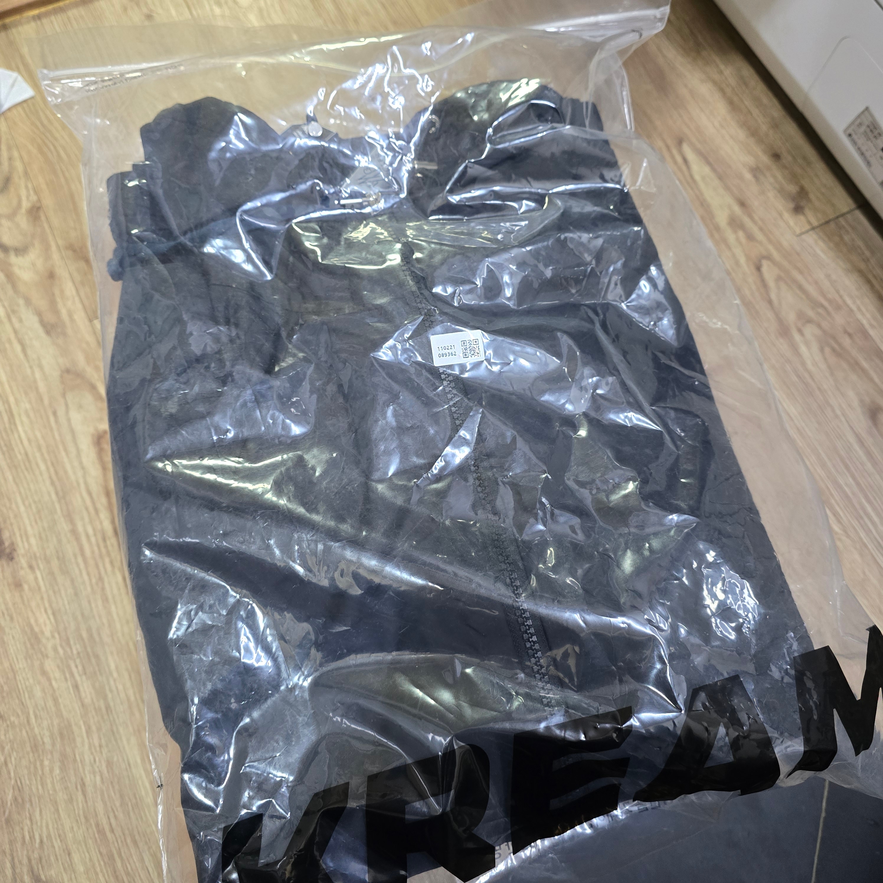 Moncler Etiache Rain Jacket Black - 24SS 착용 스타일 - 2