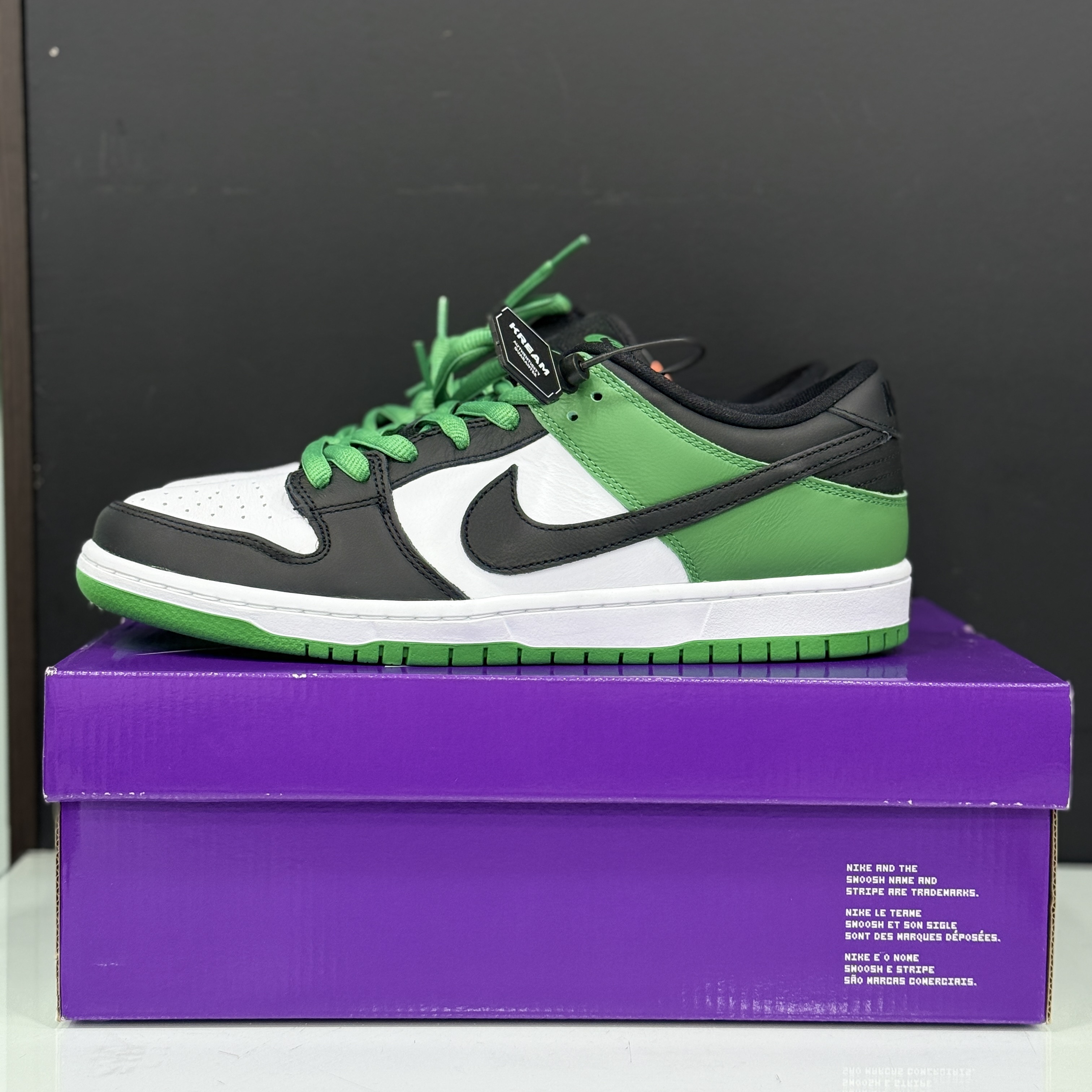 Nike SB Dunk Low Pro Black and Classic Green 착용 스타일 - 1