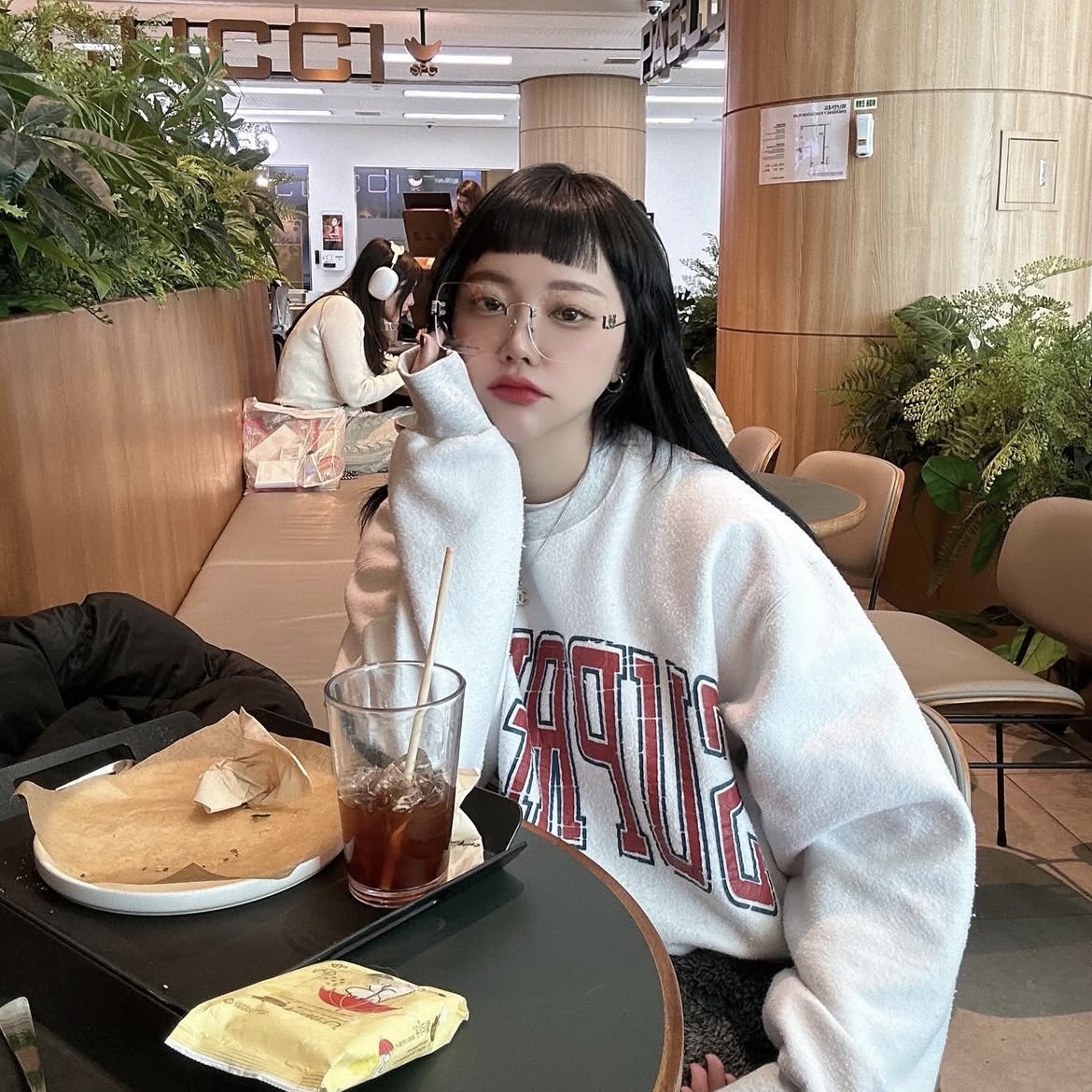 Supreme Inside Out Crewneck Ash Grey - 23FW 착용 스타일