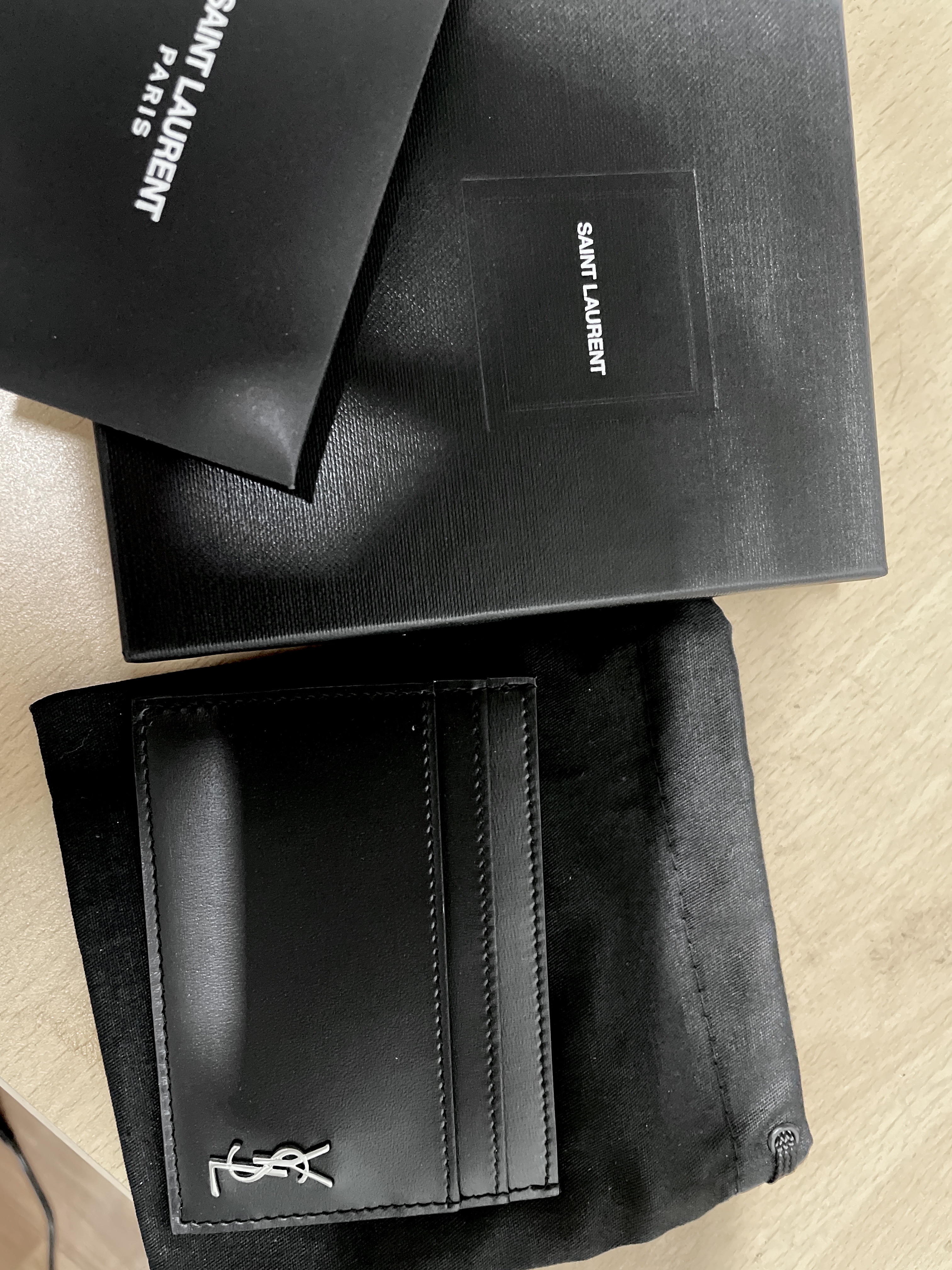 Saint Laurent Tiny Silver Monogram Card Case in Matte Leather Black 착용 스타일