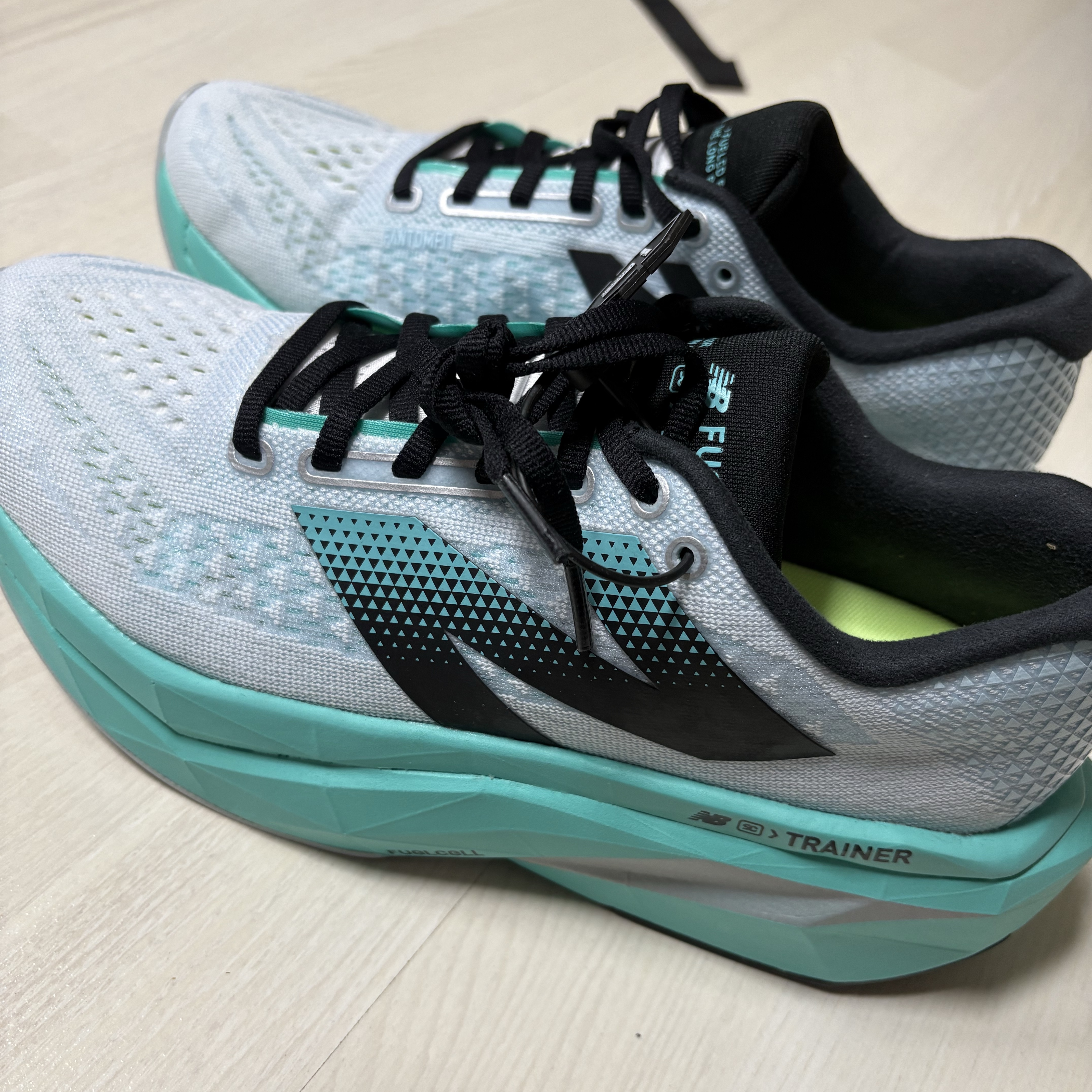 New Balance FuelCell Supercomp Trainer v3 White Cyber Jade - D Standard 착용 스타일