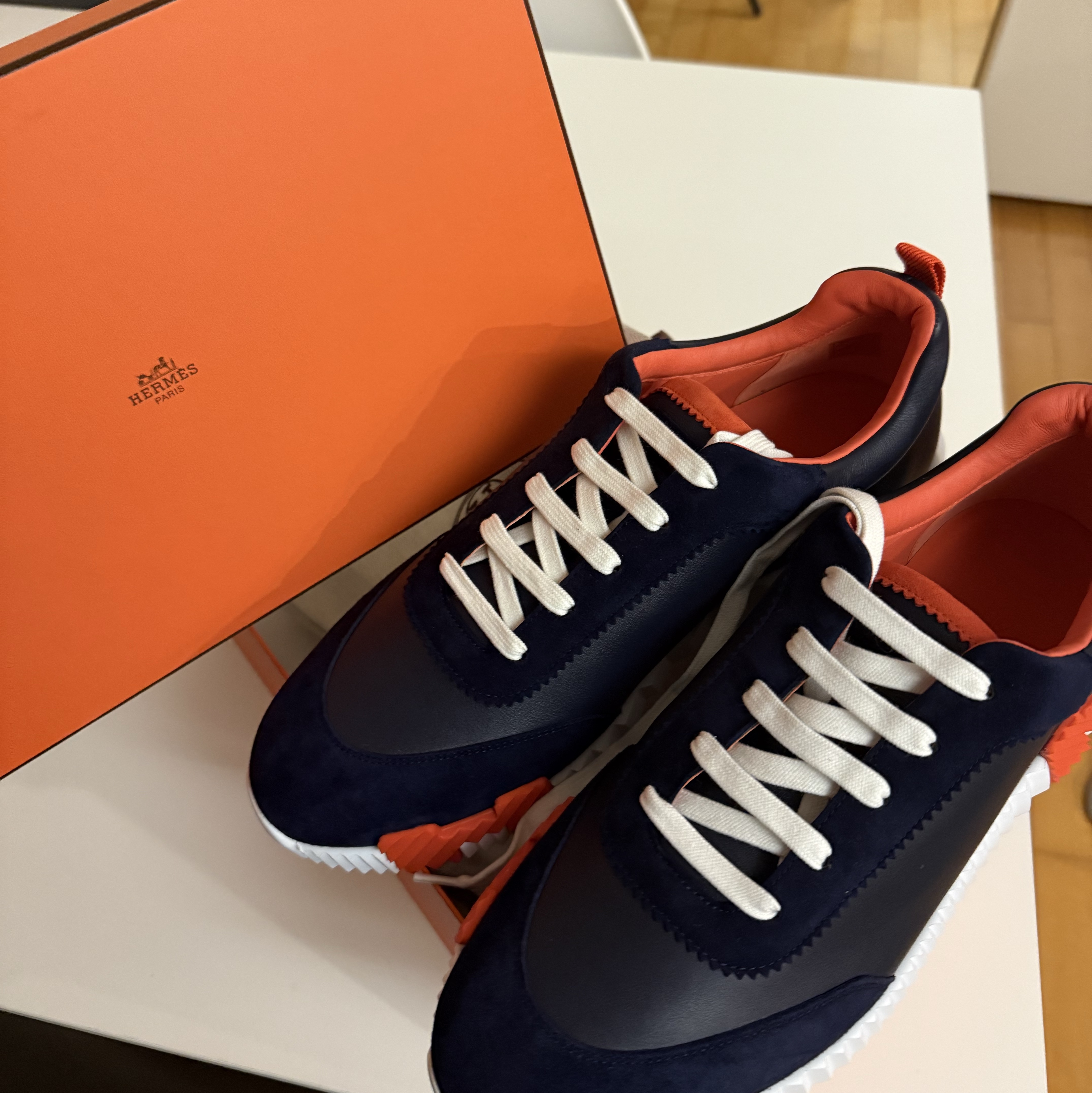 Hermes Bouncing Sneakers Calfskin Suede Goatskin & Marine 착용 스타일