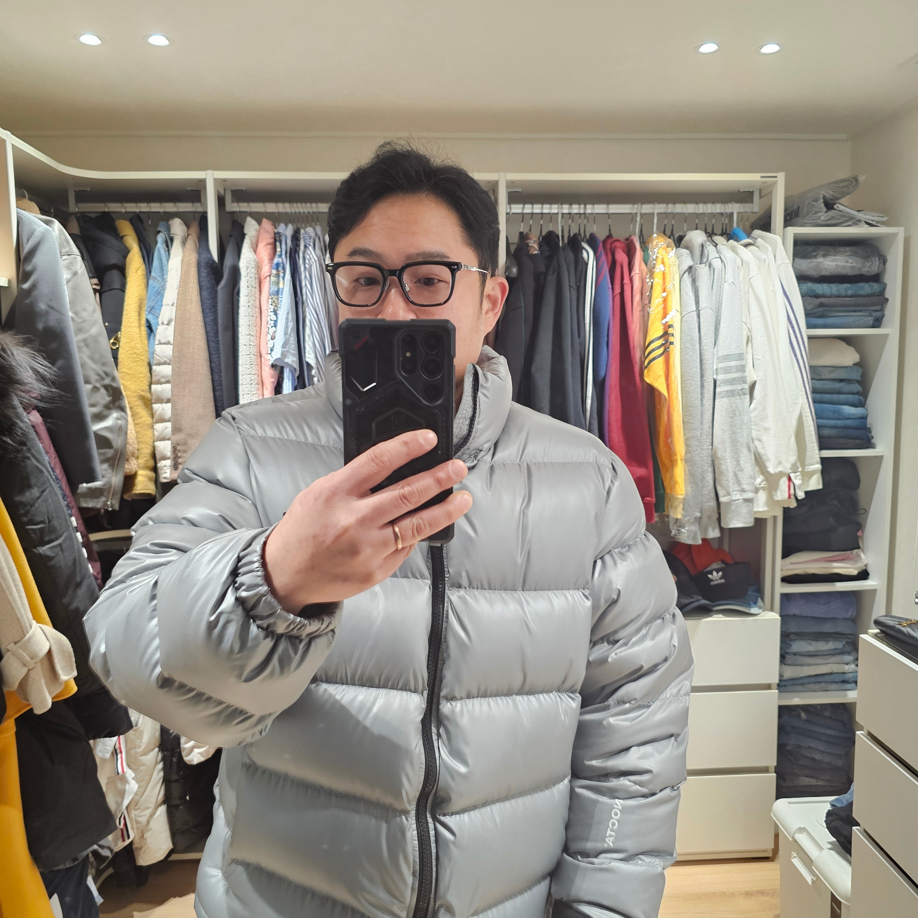 Nike x Drake Nocta Sunset Puffer Jacket Mica Green Cyber (FN8196-330), Gentle Monster Zin 01 Black 착용 스타일 - 1