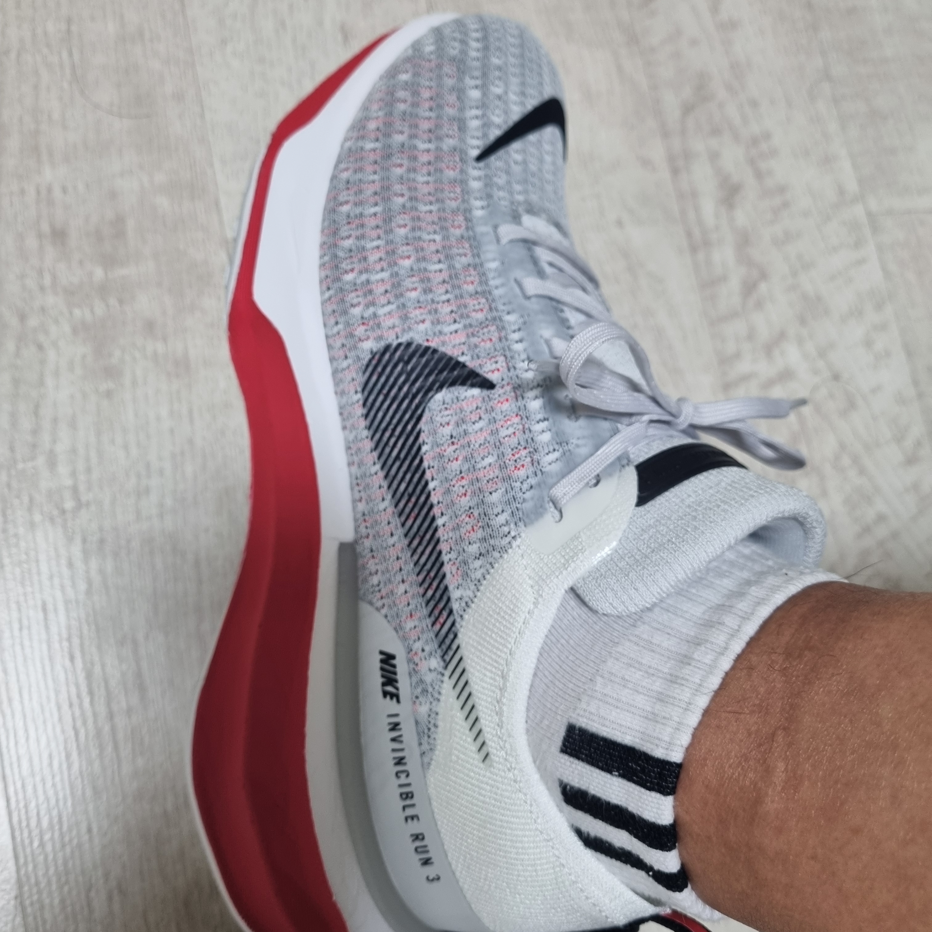 Nike Invincible 3 White Fire Red 착용 스타일 - 3