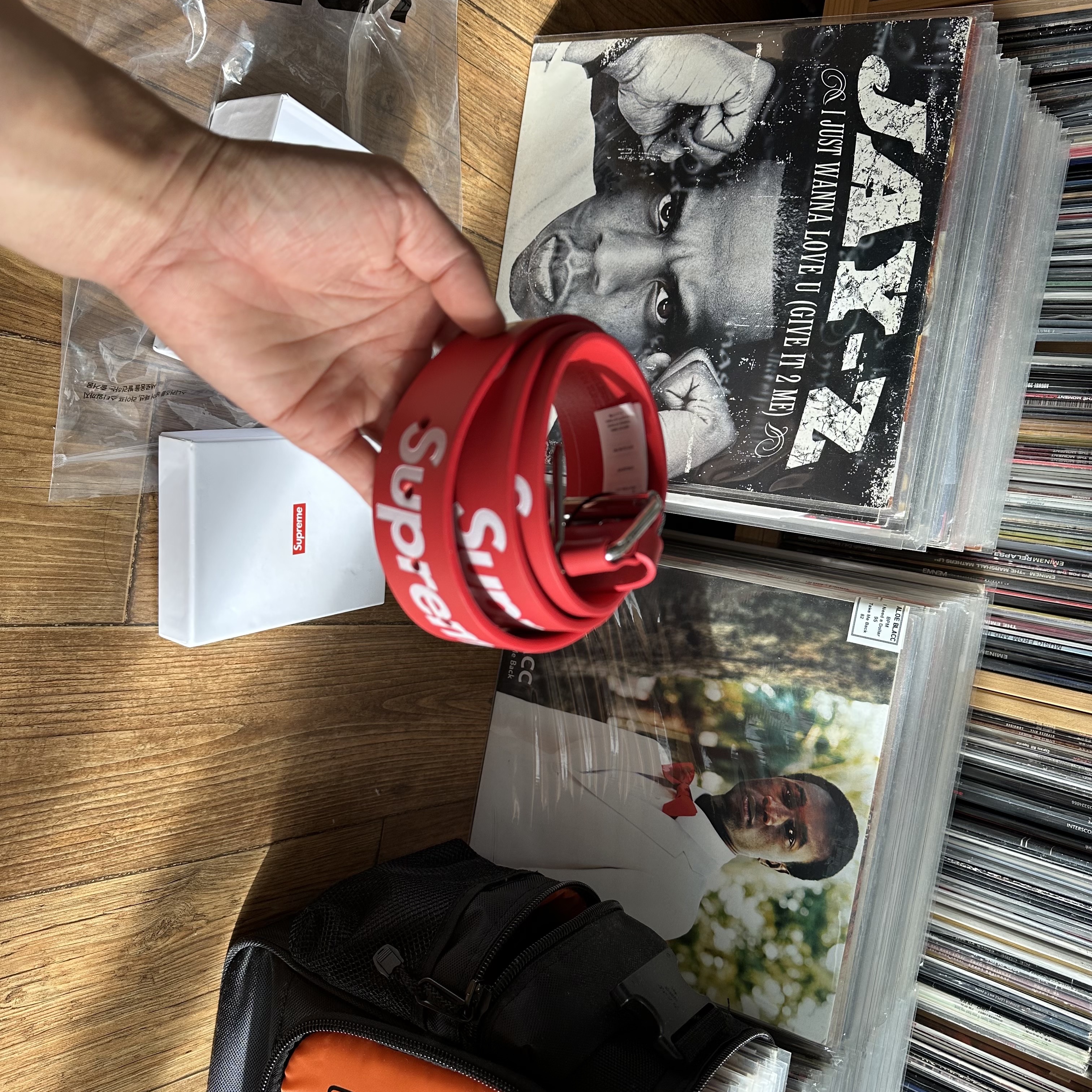 Supreme Repeat Leather Belt Red 착용 스타일 - 2