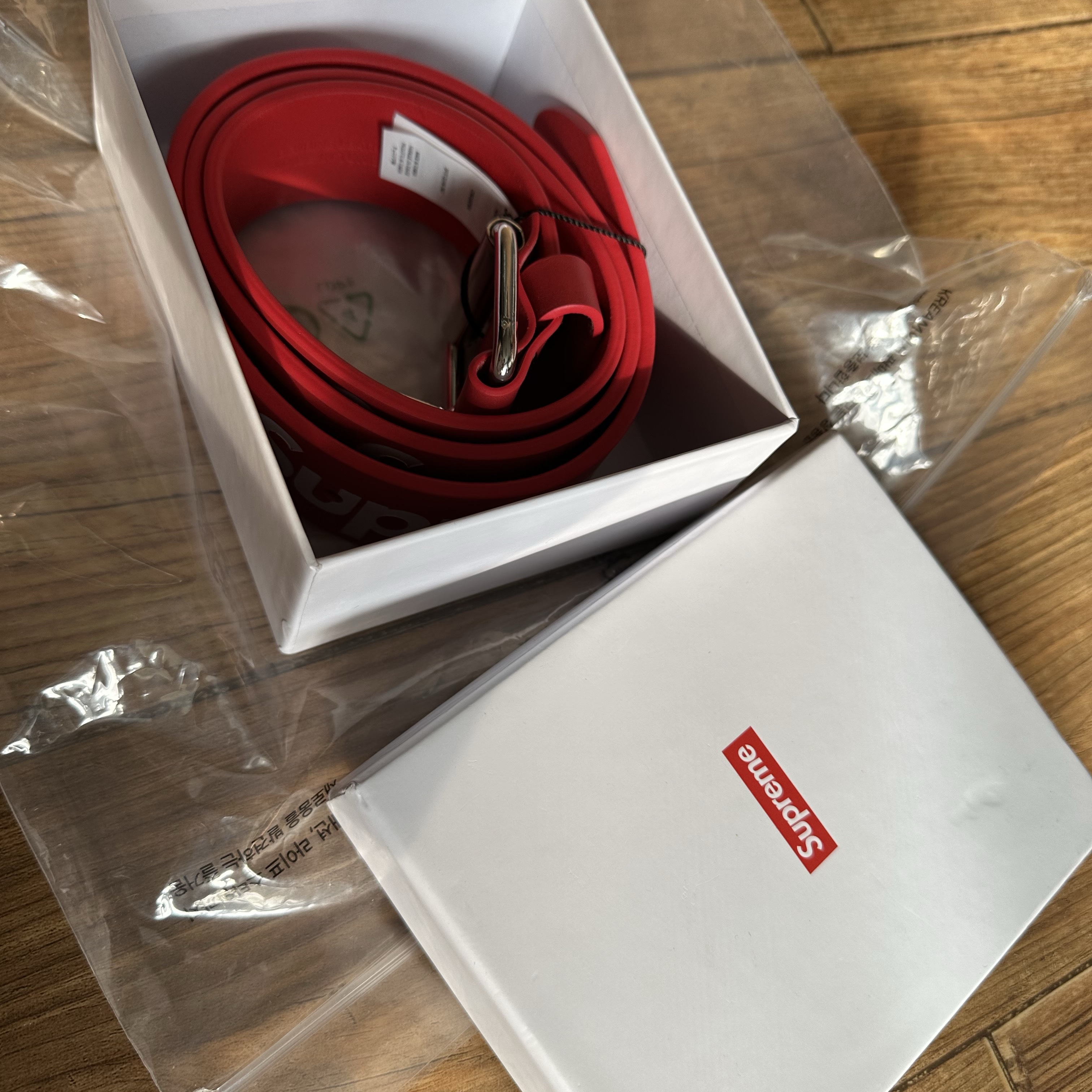 Supreme Repeat Leather Belt Red 착용 스타일 - 1