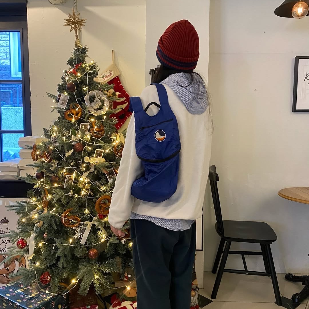 Ticket To The Moon Mini Backpack 15L Royal Blue 착용 스타일 - 2