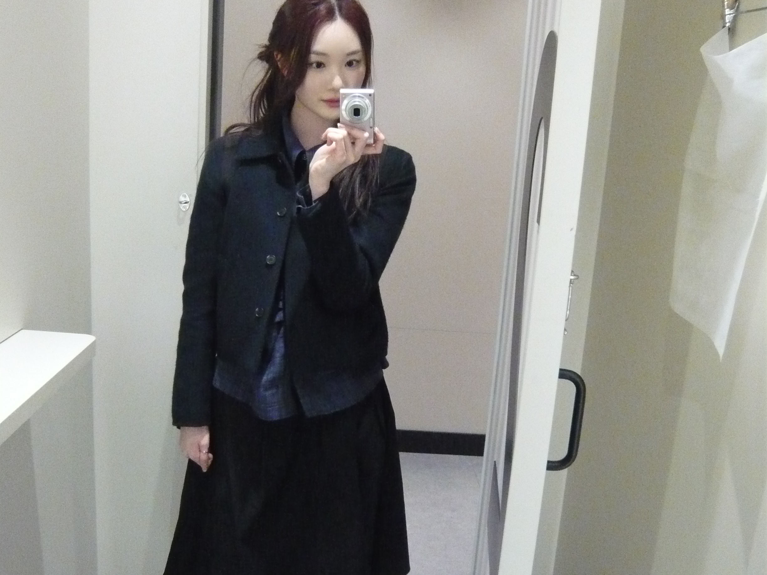 Millo Women Cut Off Pleated Skirt Black, Millo Women Ribbon Tie Shirt Navy 착용 스타일 - 1