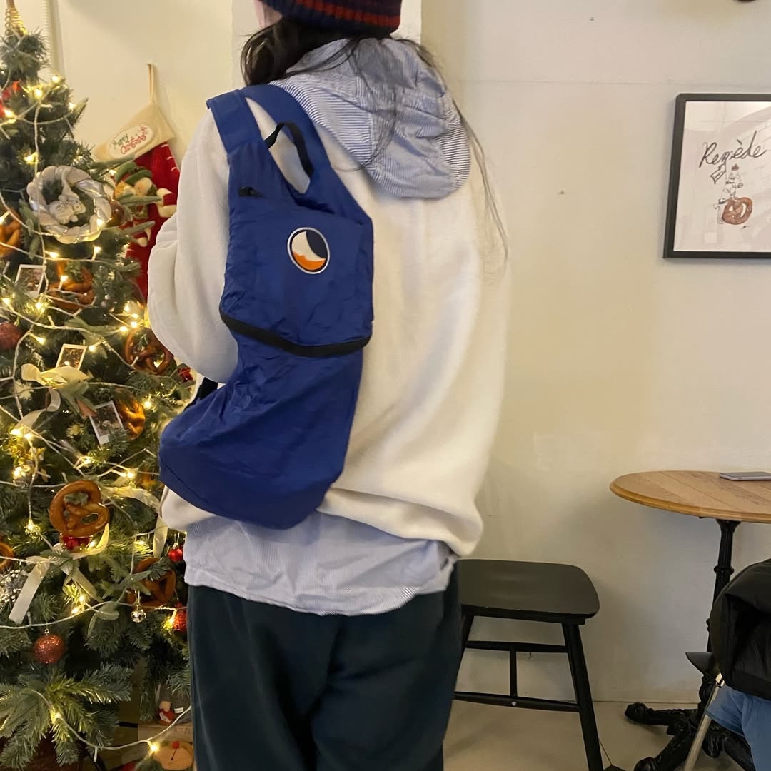 Ticket To The Moon Mini Backpack 15L Royal Blue 착용 스타일 - 1