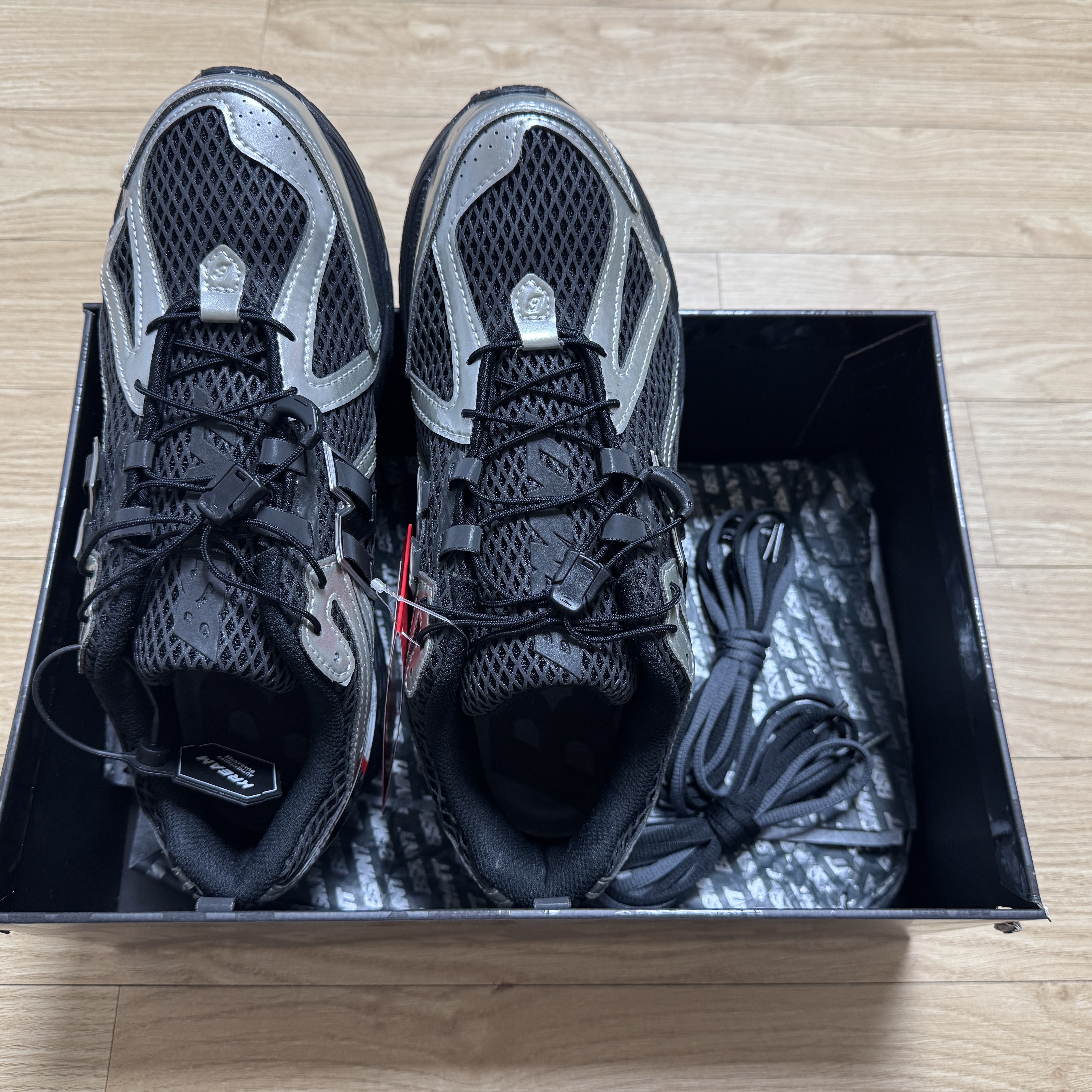 New Balance x The Basement 1906R Silver Metallic Black 착용 스타일 - 6