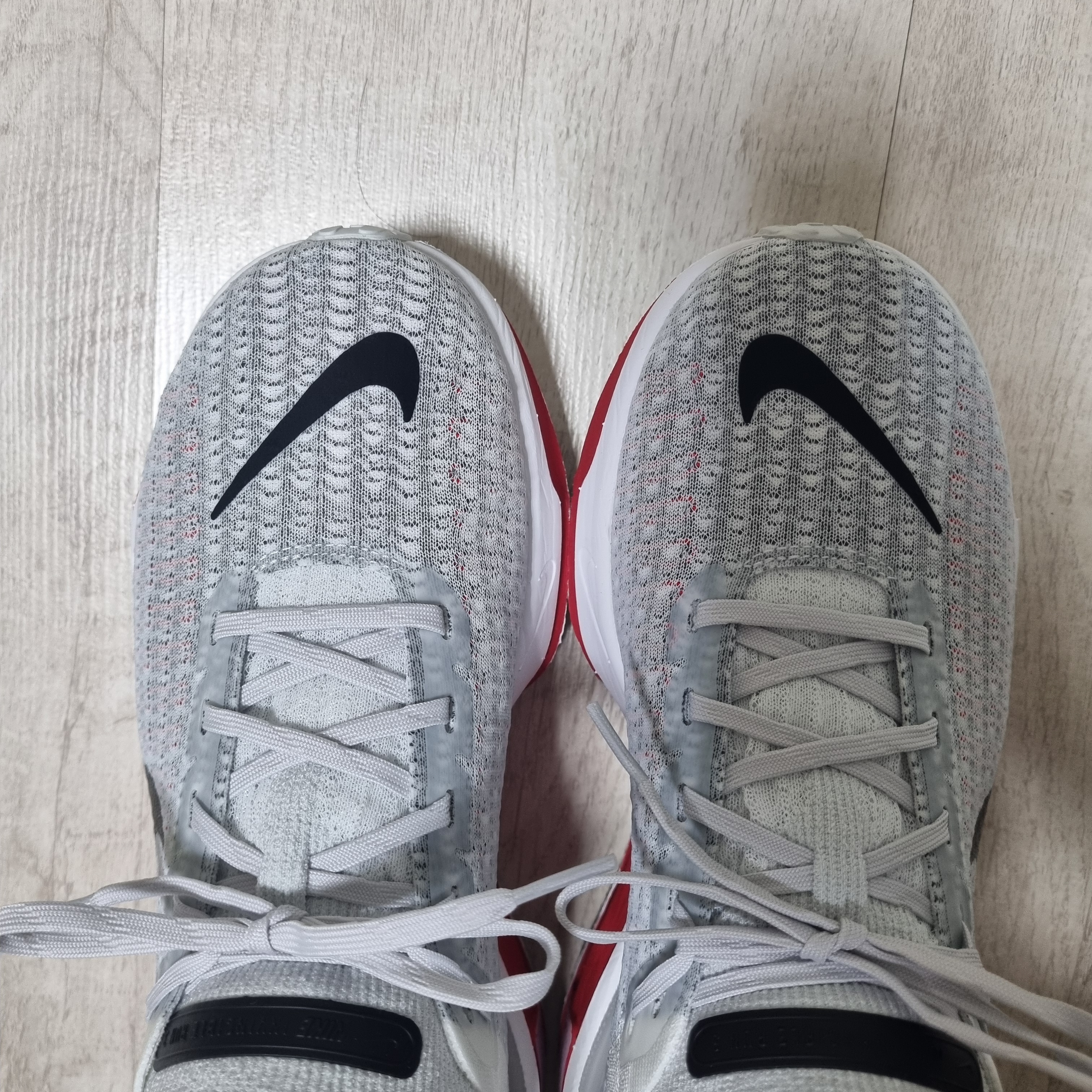 Nike Invincible 3 White Fire Red 착용 스타일 - 2