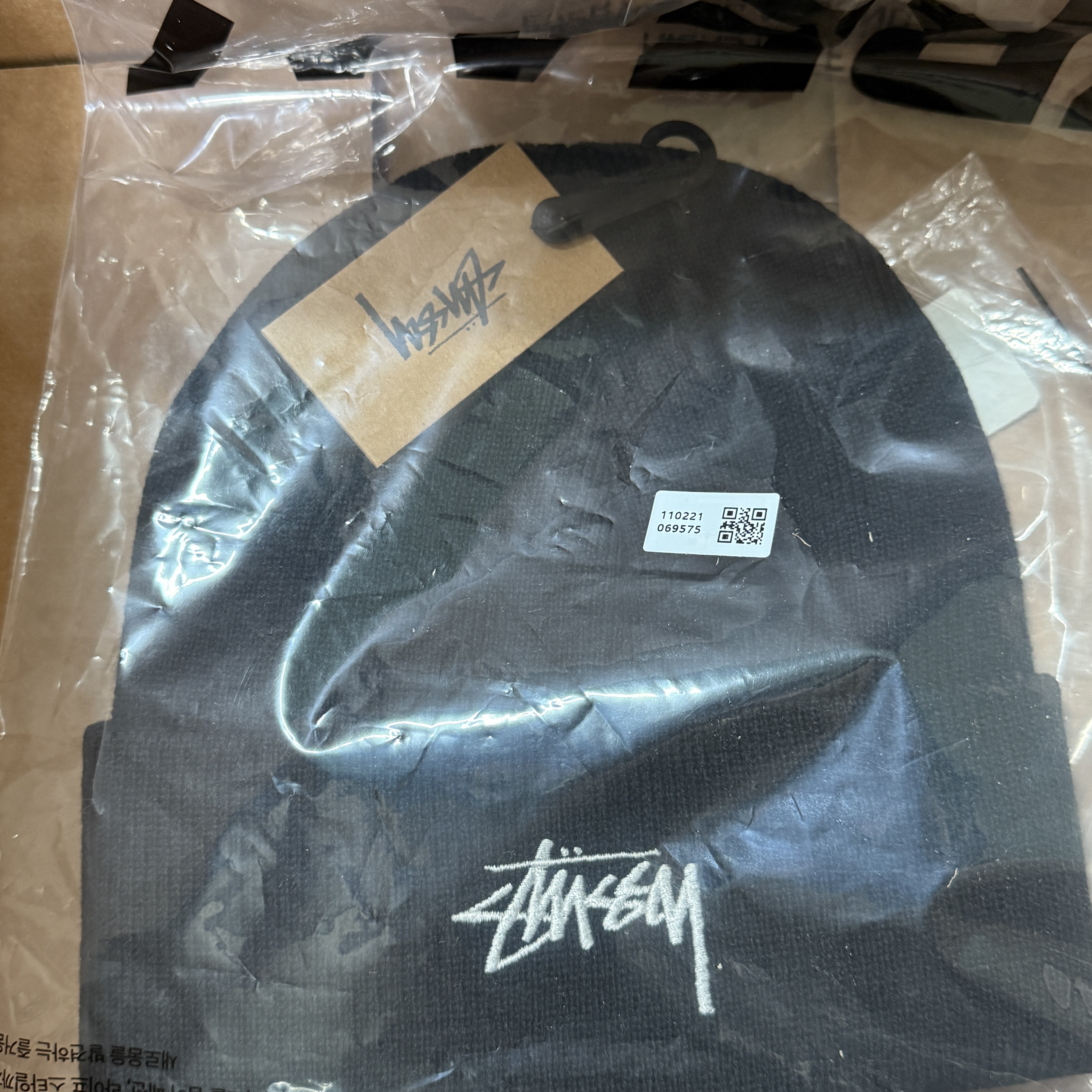 Stussy Stock Cuff Beanie Black 착용 스타일