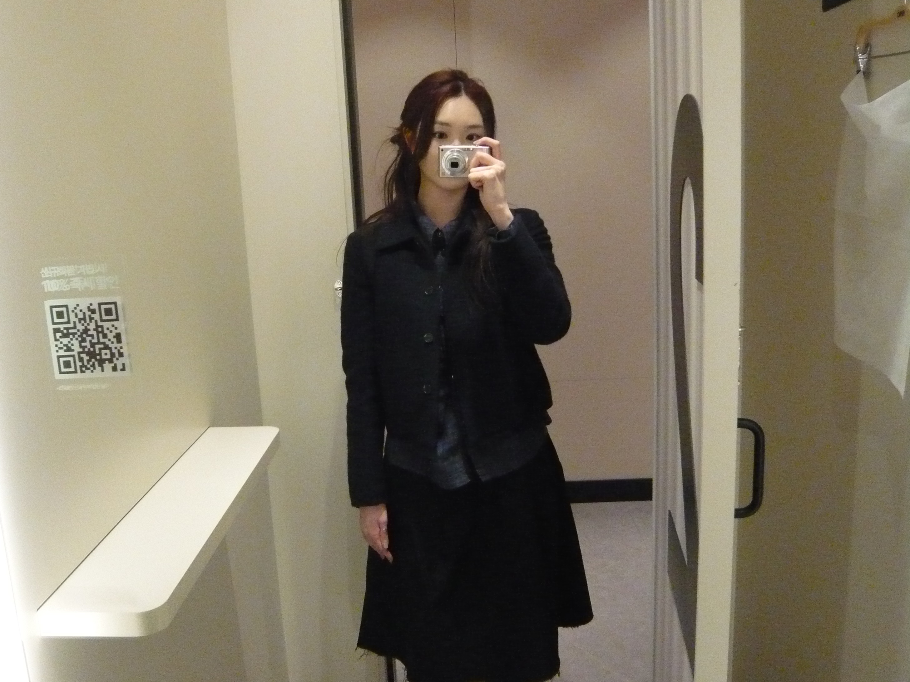Millo Women Cut Off Pleated Skirt Black, Millo Women Ribbon Tie Shirt Navy 착용 스타일 - 2