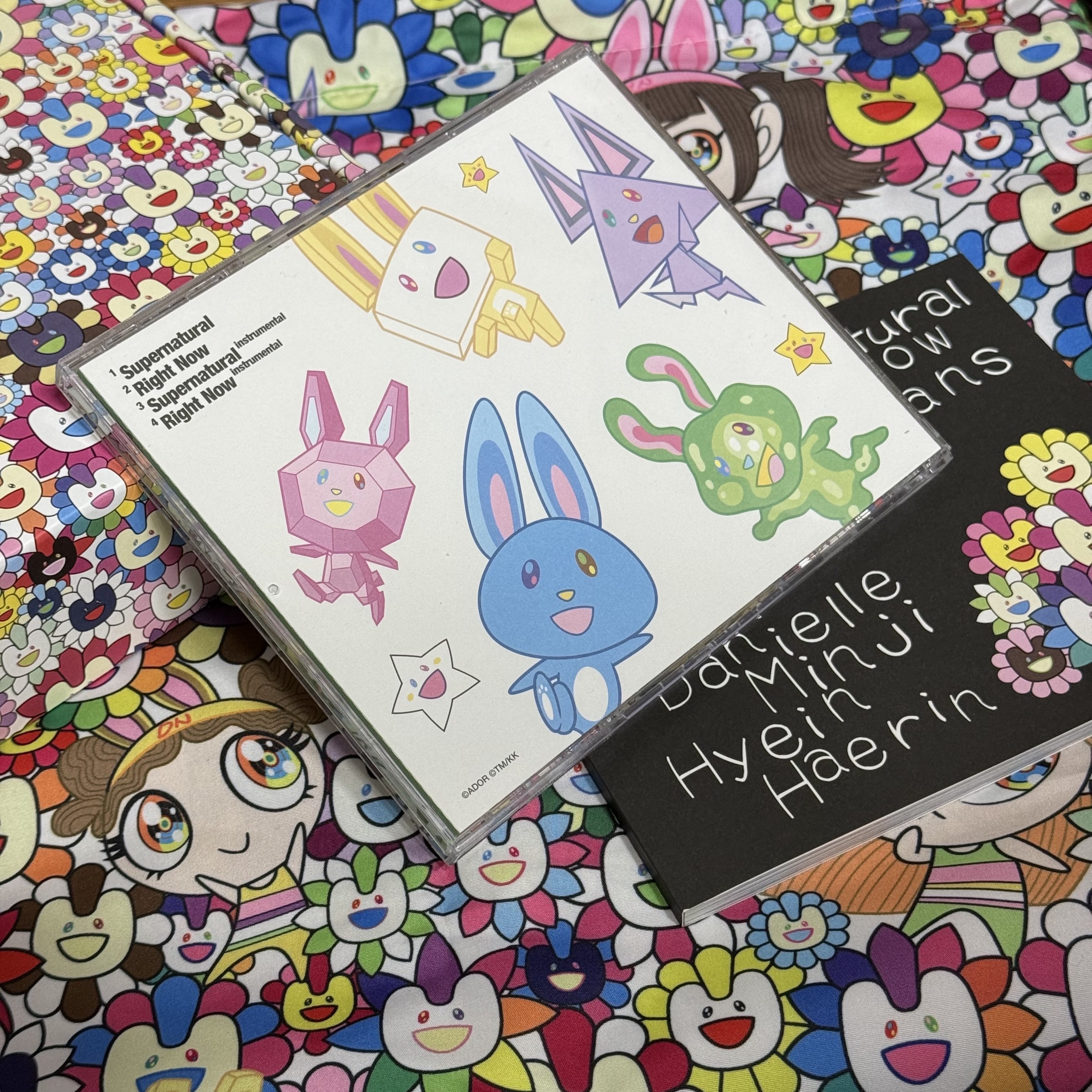 NewJeans Supernatural NJ x Murakami Drawstring Bag Ver. 착용 스타일 - 2