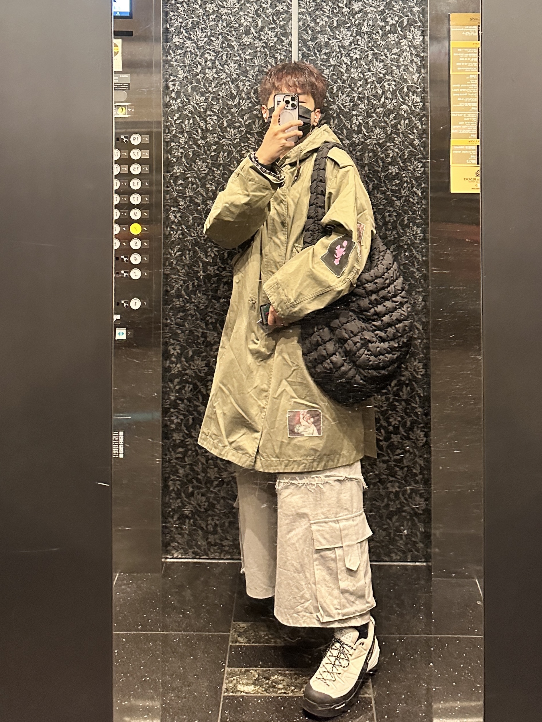 COS Quilted Oversized Shoulder Bag Black, Salomon x MM6 Maison Margiela X-ALP White 착용 스타일 - 1