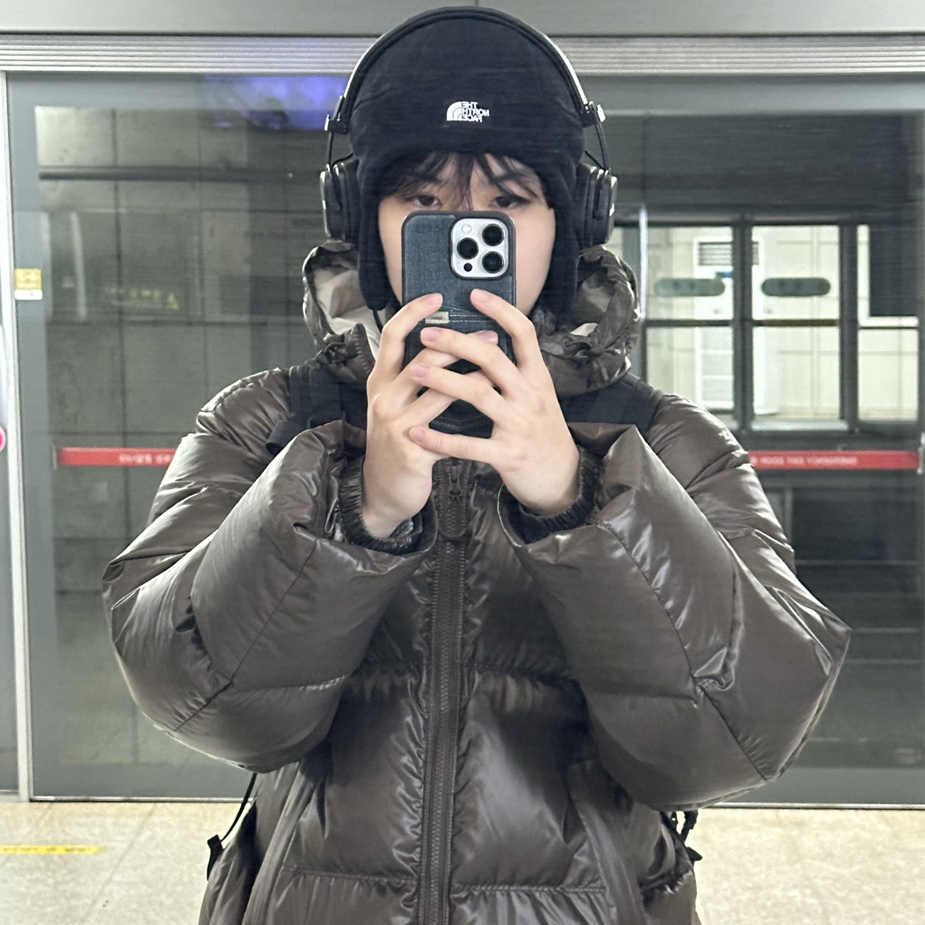 The North Face Fleece Earmuff Beanie Black, TONY HAWK Balboa Ripstop Hooded Down Short Puffer Brown 착용 스타일
