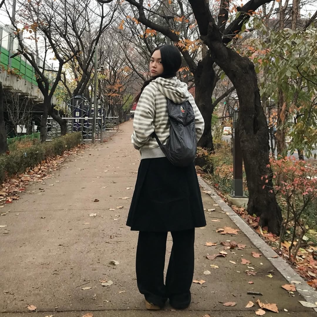 Ticket To The Moon Mini Backpack 15L Dark Grey 착용 스타일 - 3
