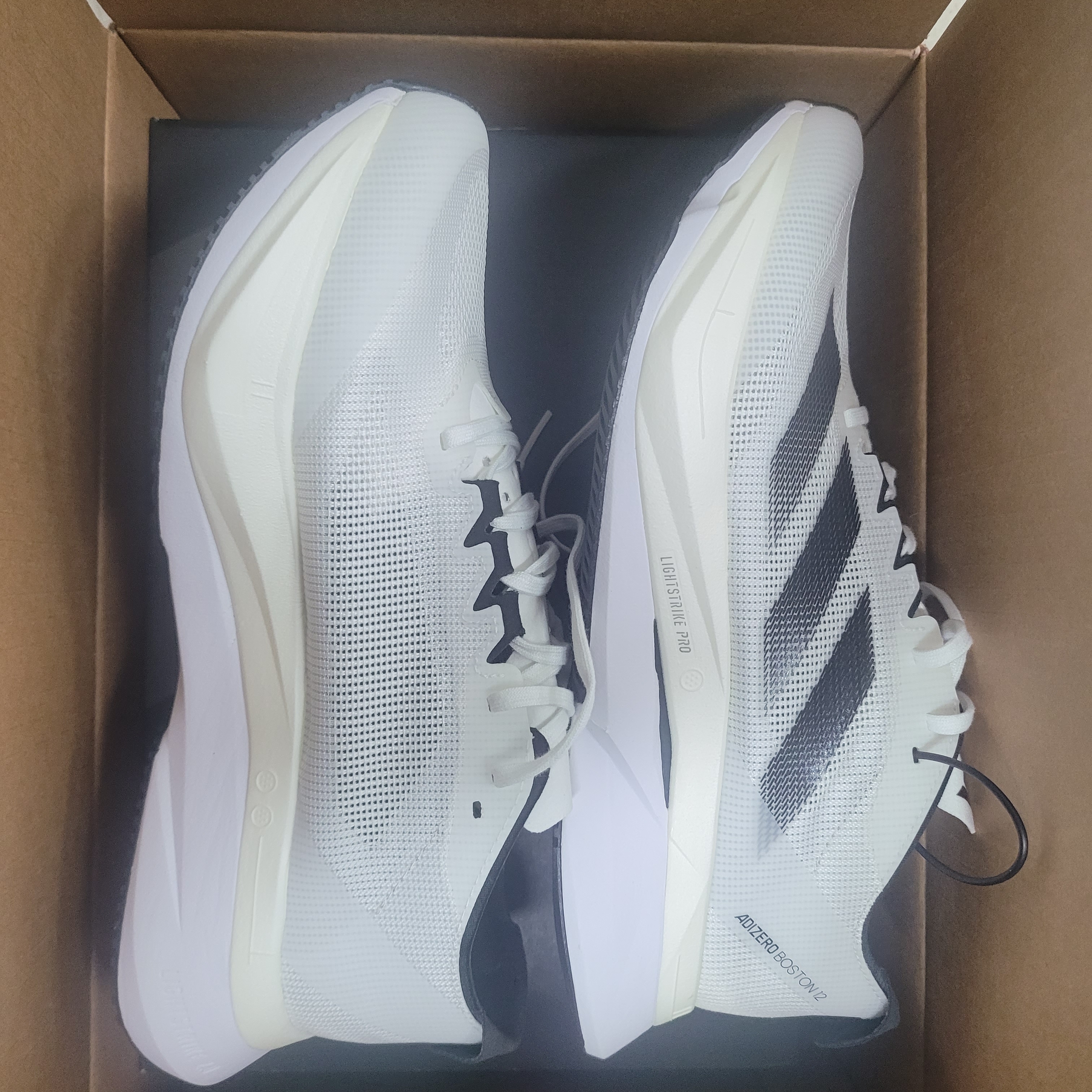 Adidas Adizero Boston 12 Cloud White Core Black Night Metallic 착용 스타일 - 2