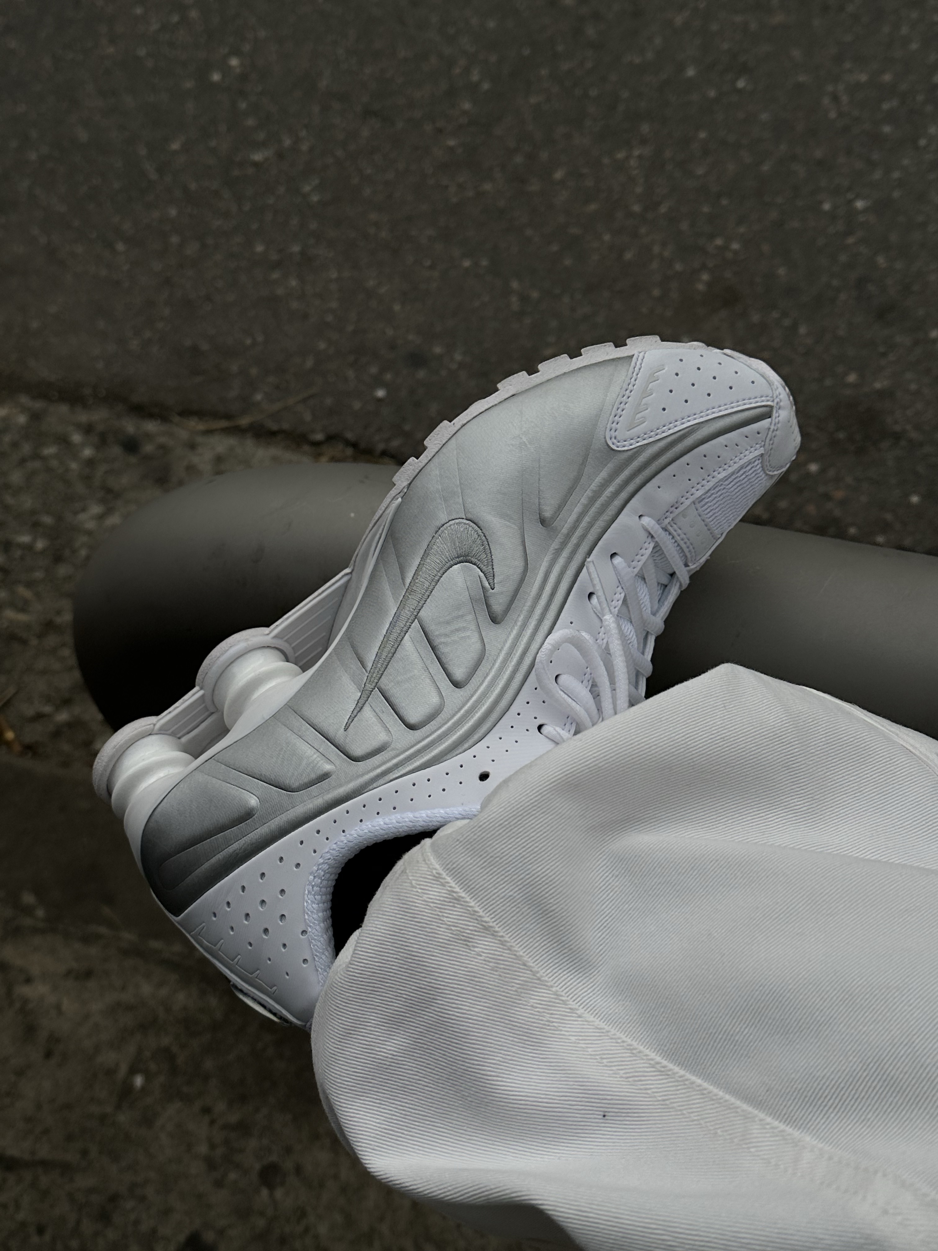 Nike Shox R4 White Metallic, Sou Sou Canvas Soft Gamaguchi Bag Large Black (with 110cm Black Leather Strap) 착용 스타일 - 4