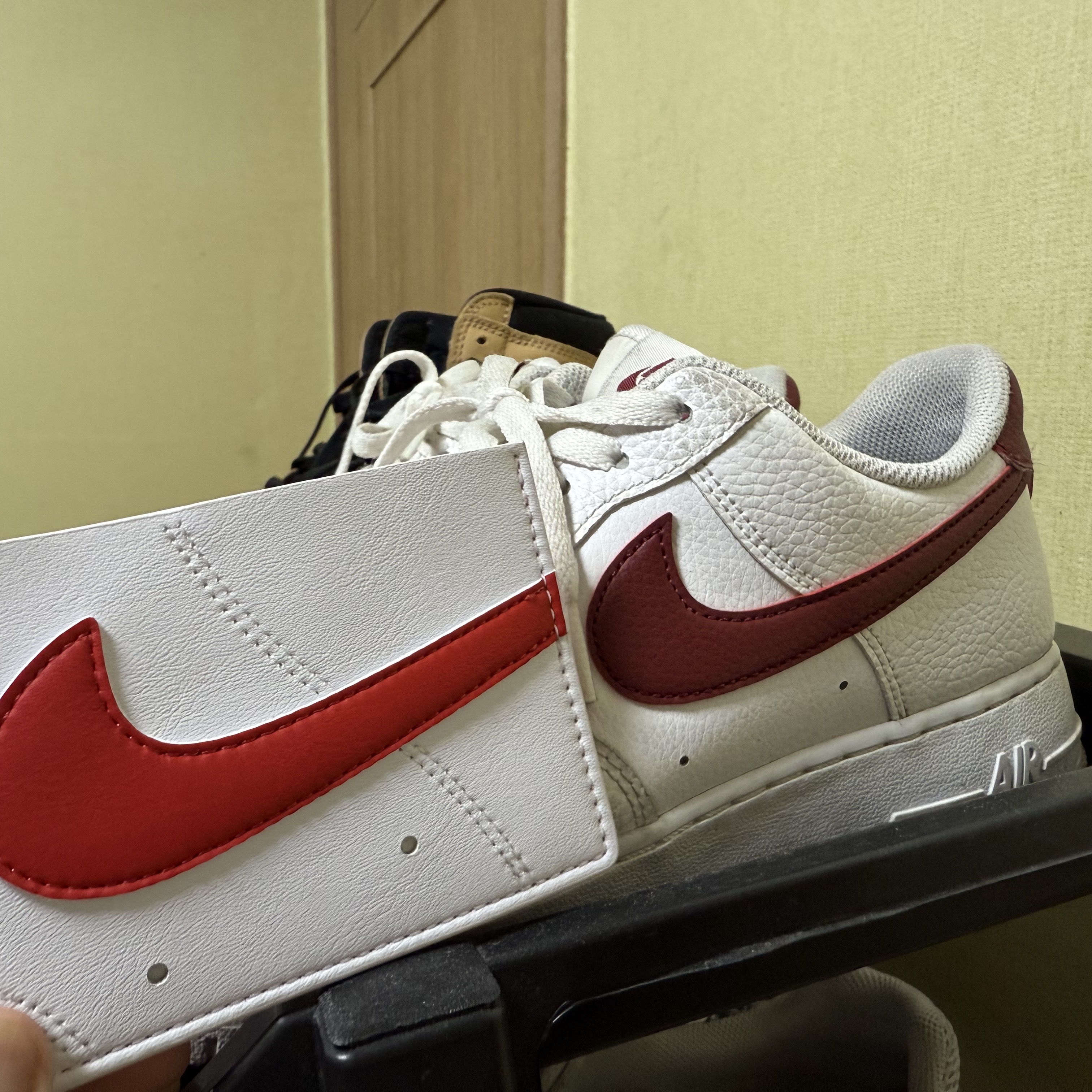 Nike Icon Air Force 1 Card Wallet White, Nike Air Force 1 '07 Low White Team Red 착용 스타일
