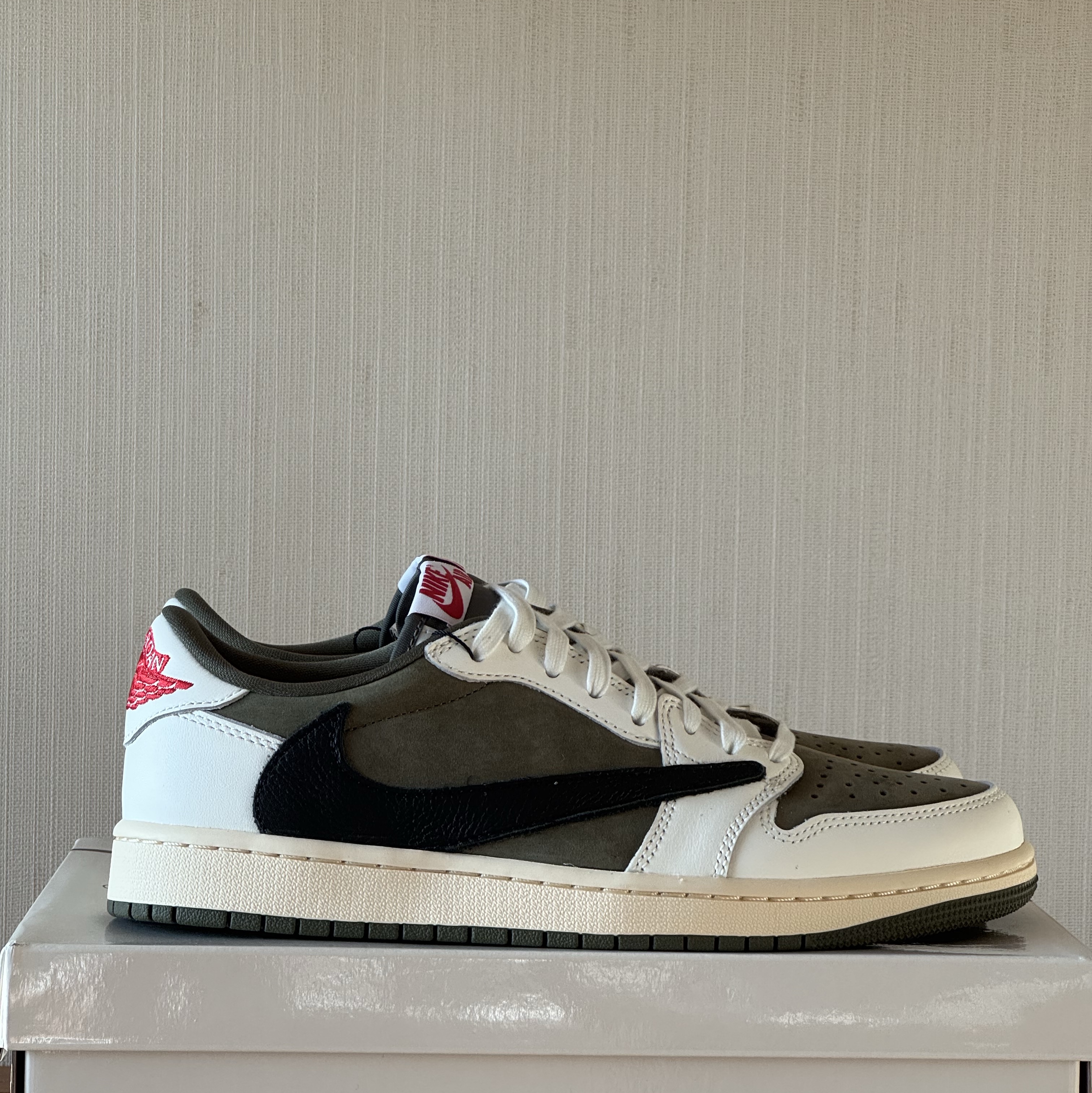Jordan 1 x Travis Scott Retro Low OG SP Reverse Olive 착용 스타일