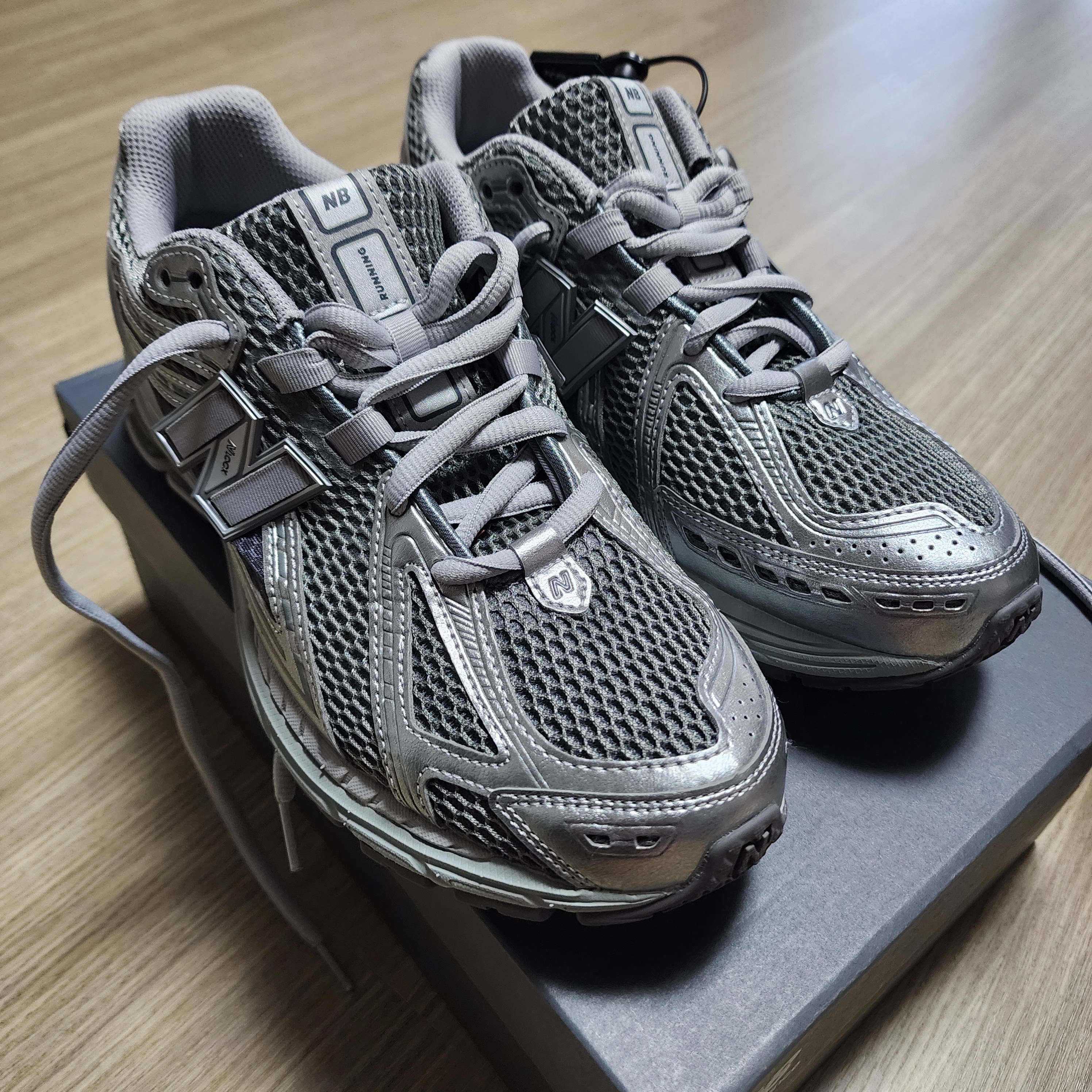 New Balance 1906R Harbor Grey Silver Metalic 착용 스타일 - 2