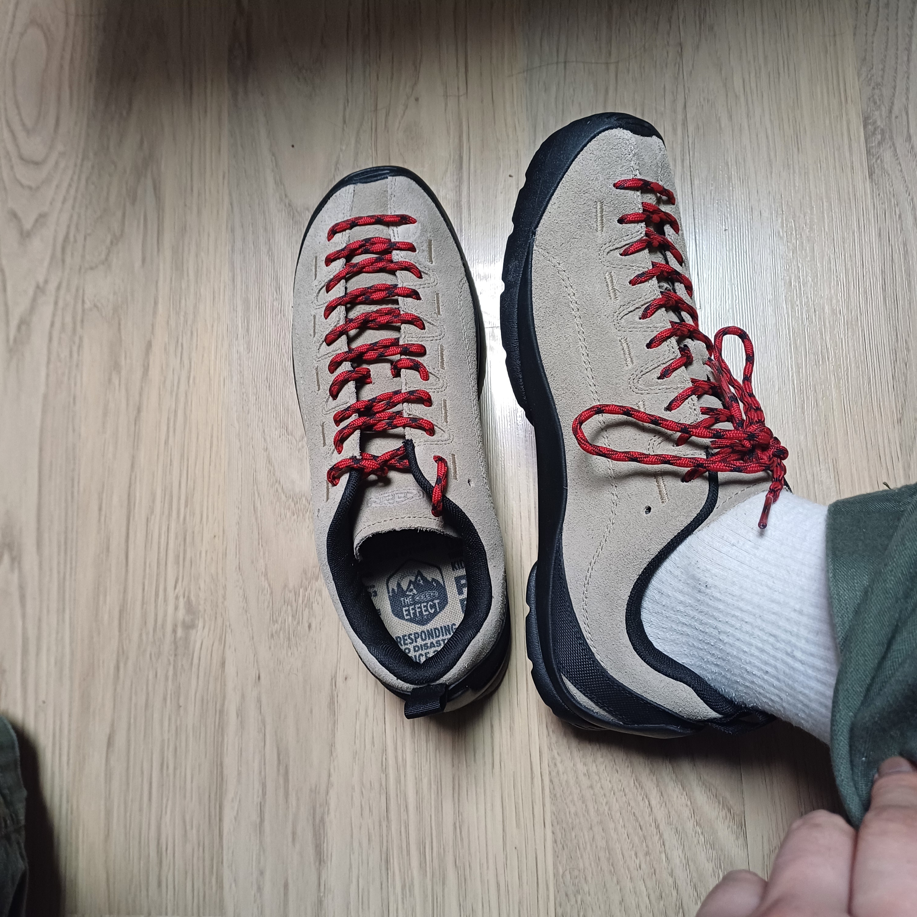 Keen Jasper Suede Sneakers Silver Mink 착용 스타일