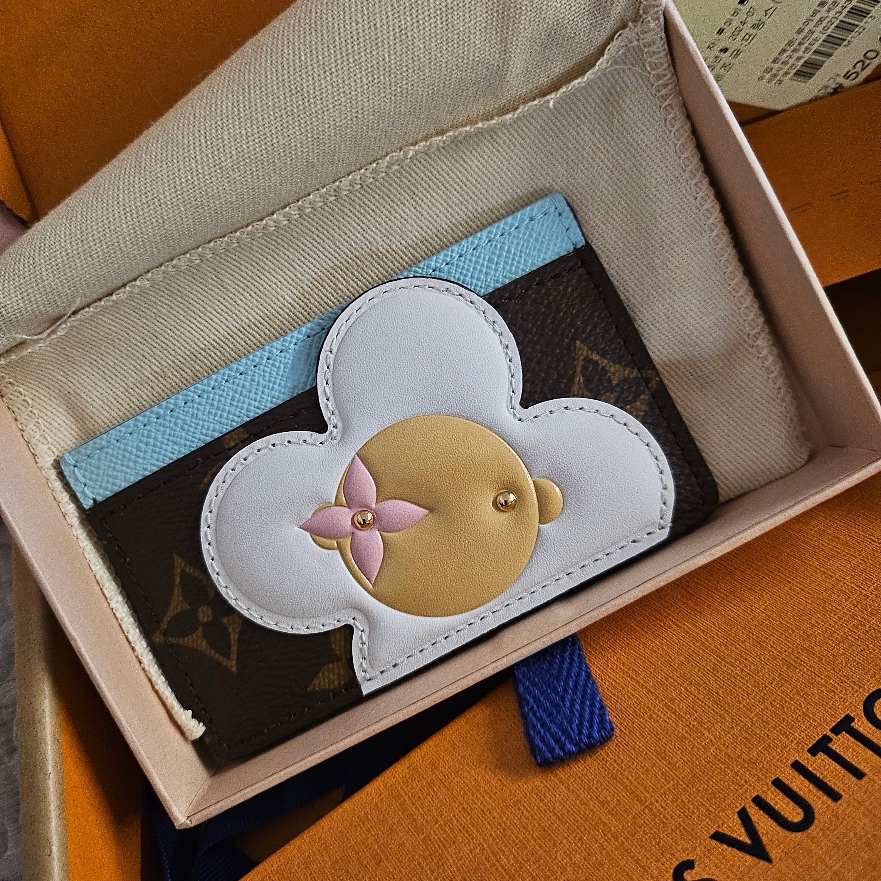 Louis Vuitton Card Holder Monogram Azur Forst 착용 스타일
