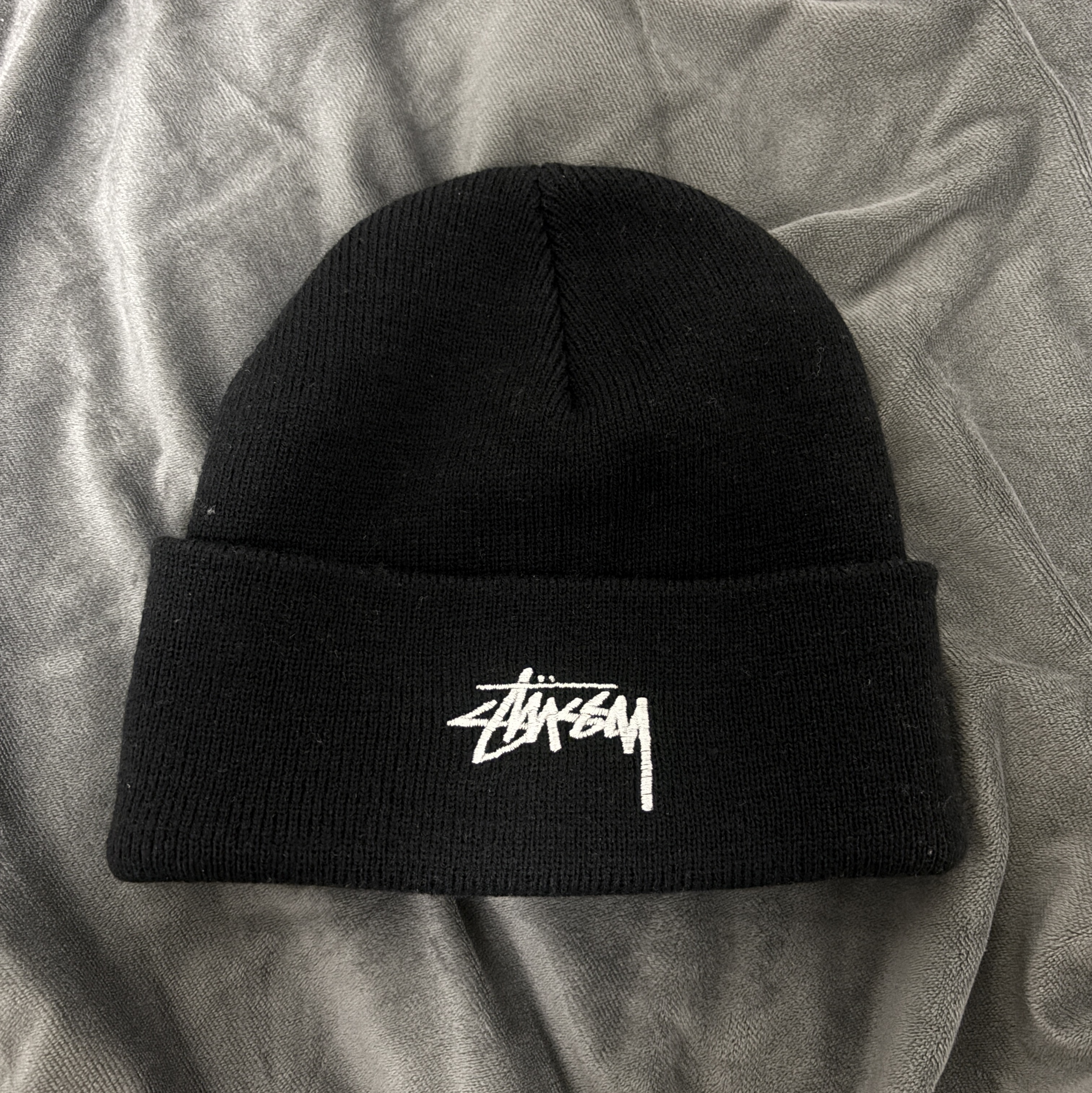 Stussy Stock Cuff Beanie Black 착용 스타일